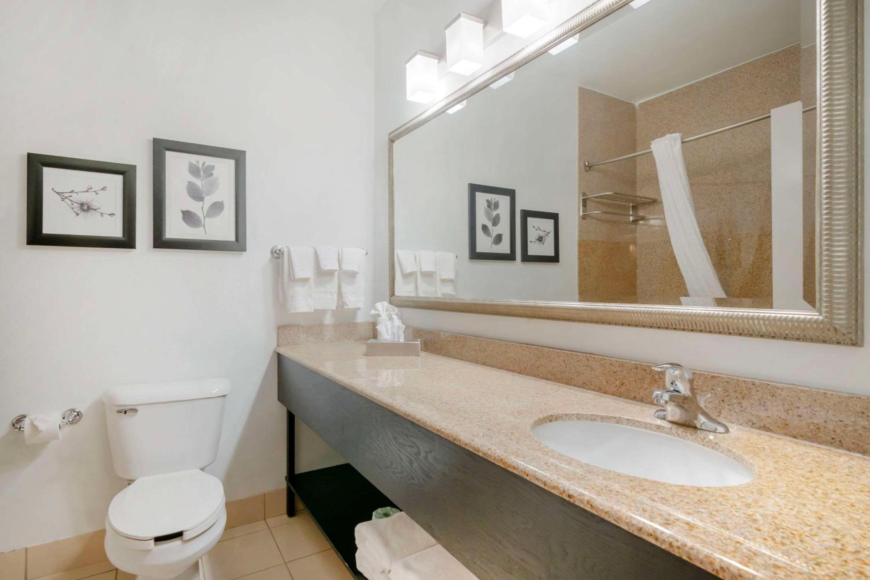 One-Bedroom Suite with Two Queen Beds - Non-Smoking - Photo 6