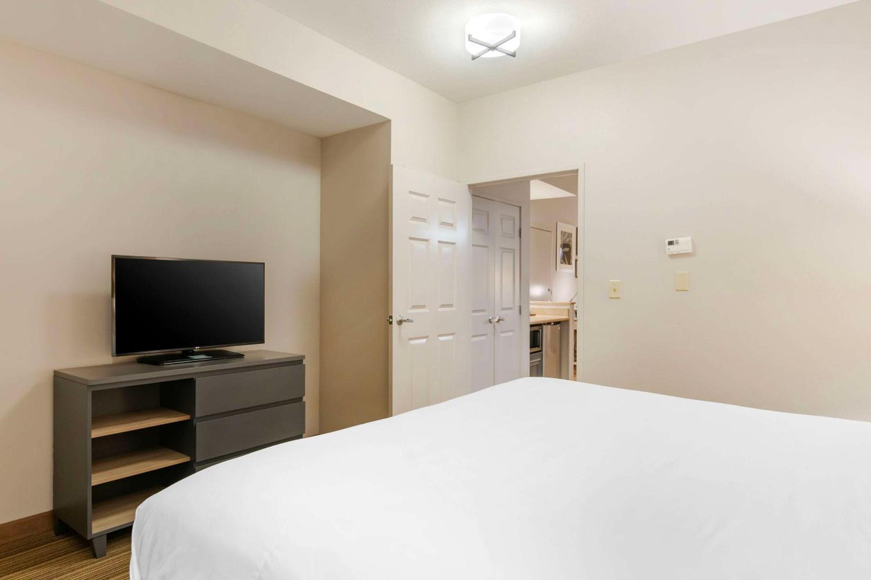 One-Bedroom King Suite with Sofa Bed - Photo 2
