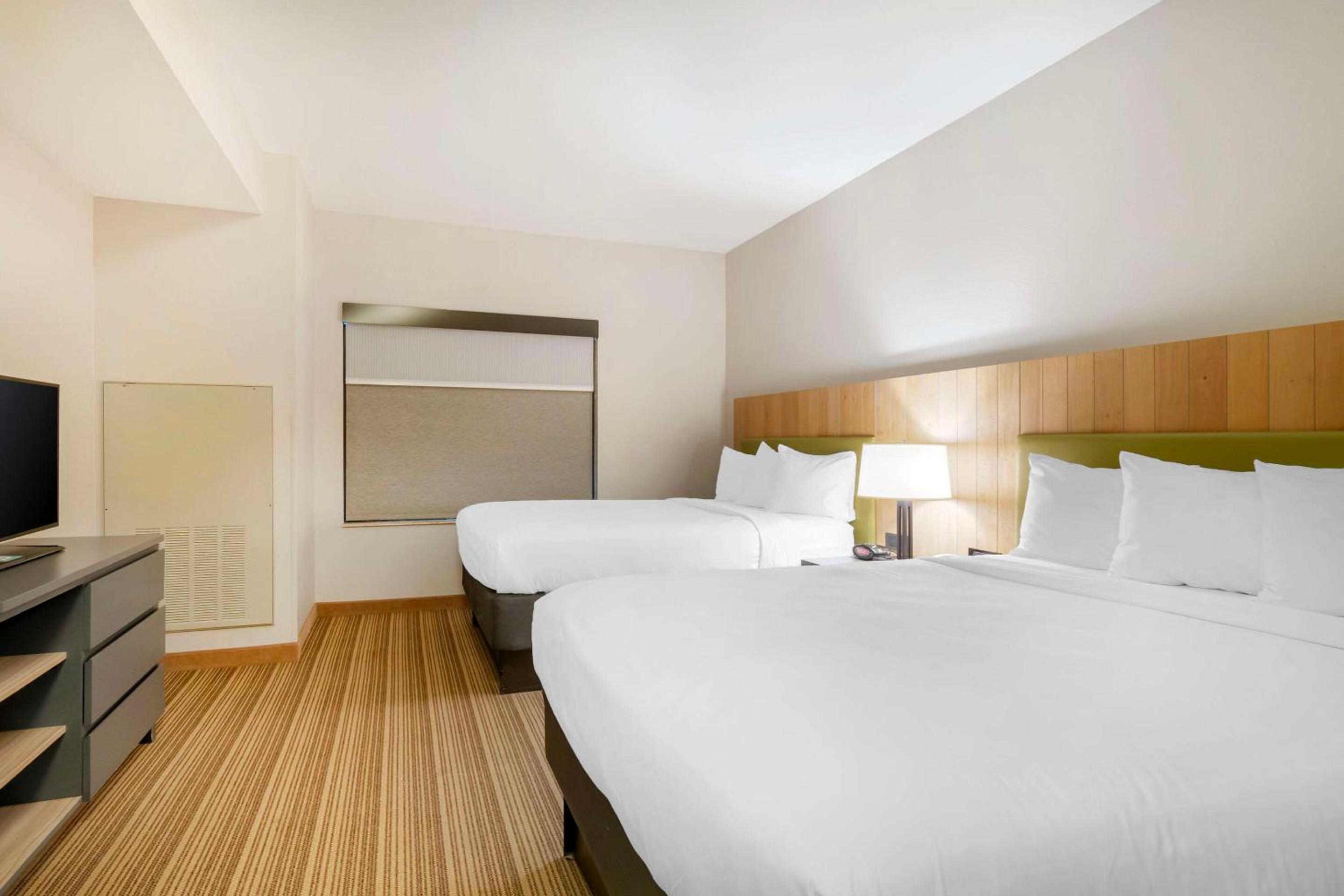 One-Bedroom Suite with Two Queen Beds - Non-Smoking - Photo 4