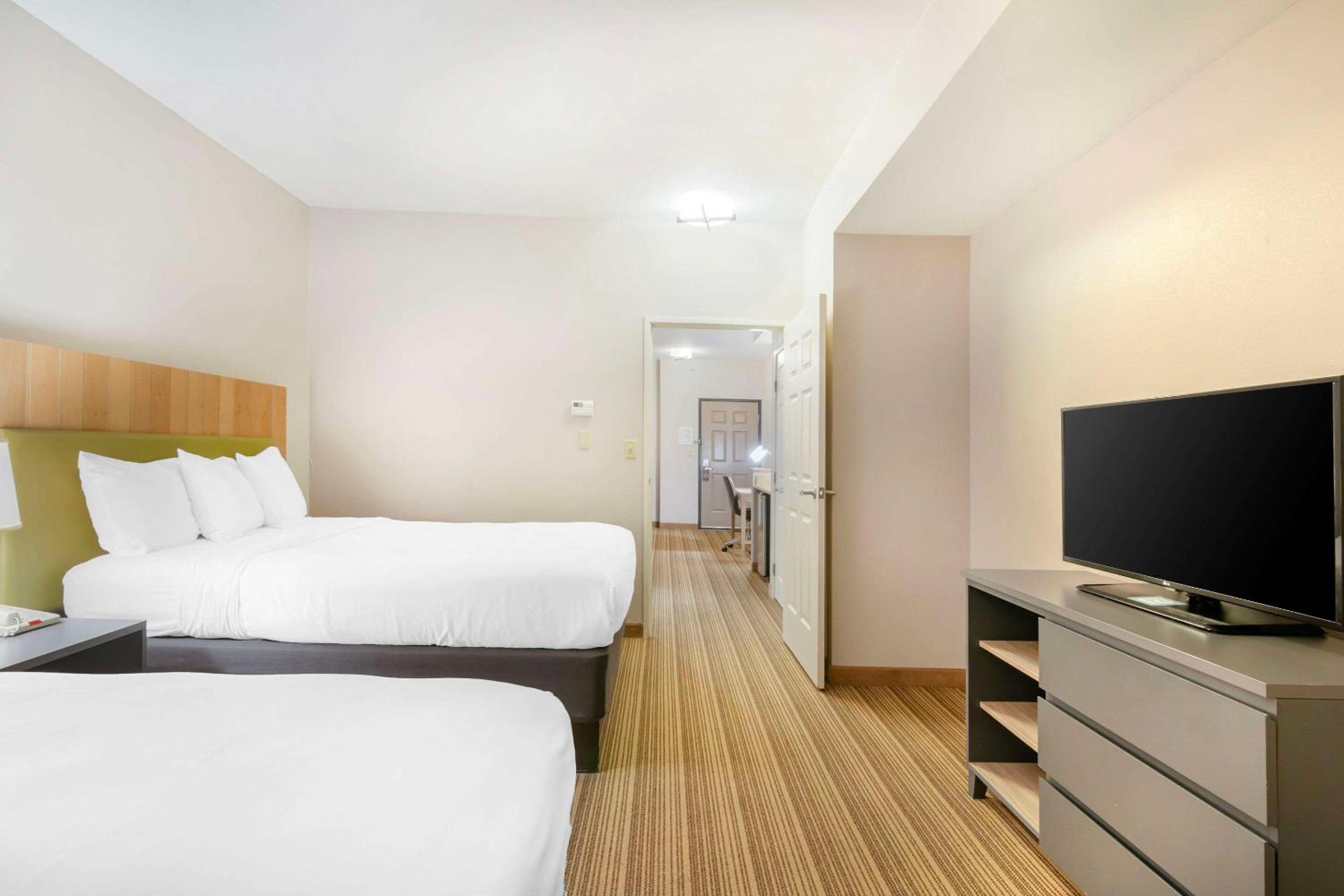 One-Bedroom Suite with Two Queen Beds - Non-Smoking - Photo 2