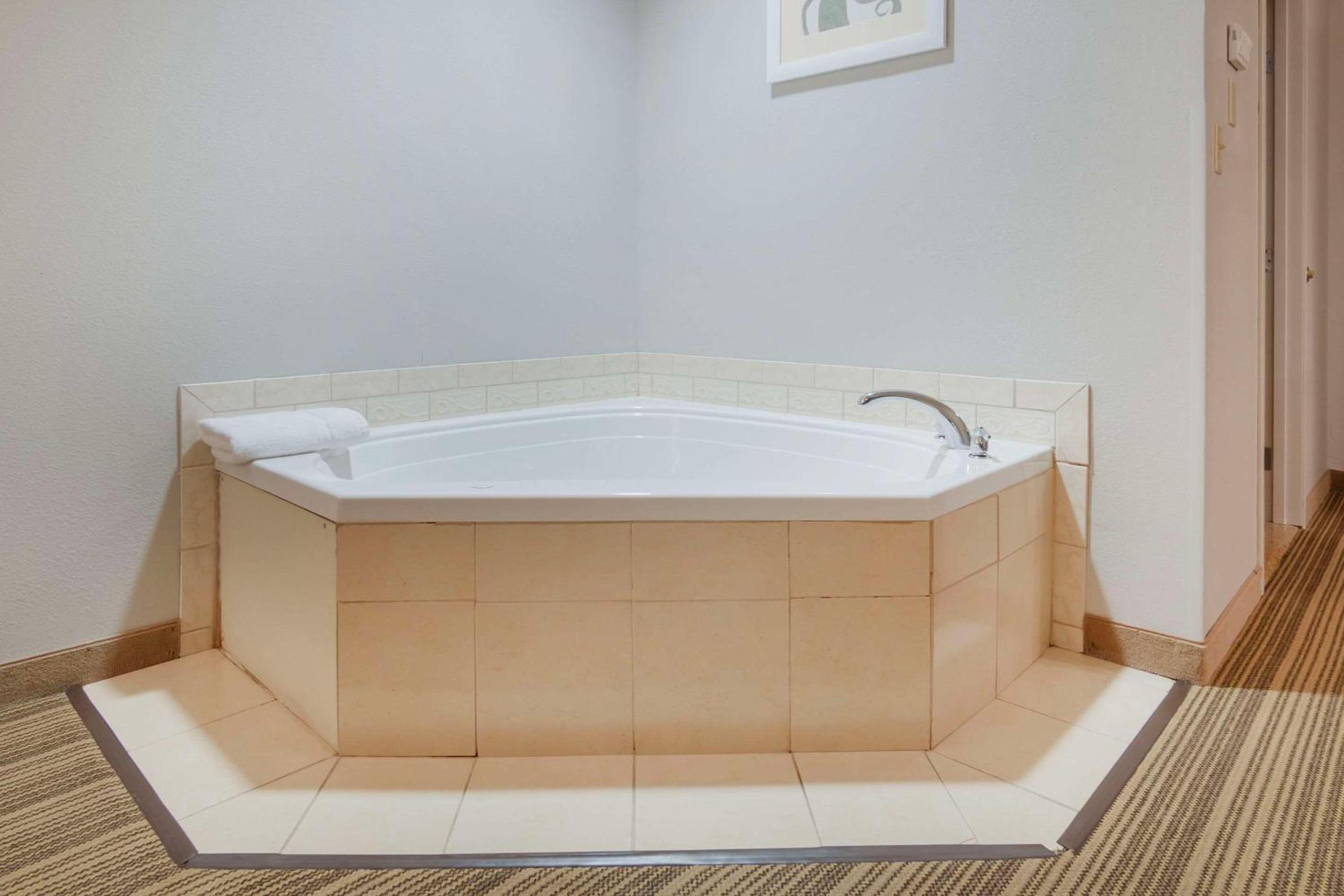 King Suite with Whirlpool - Non-smoking - Photo 6