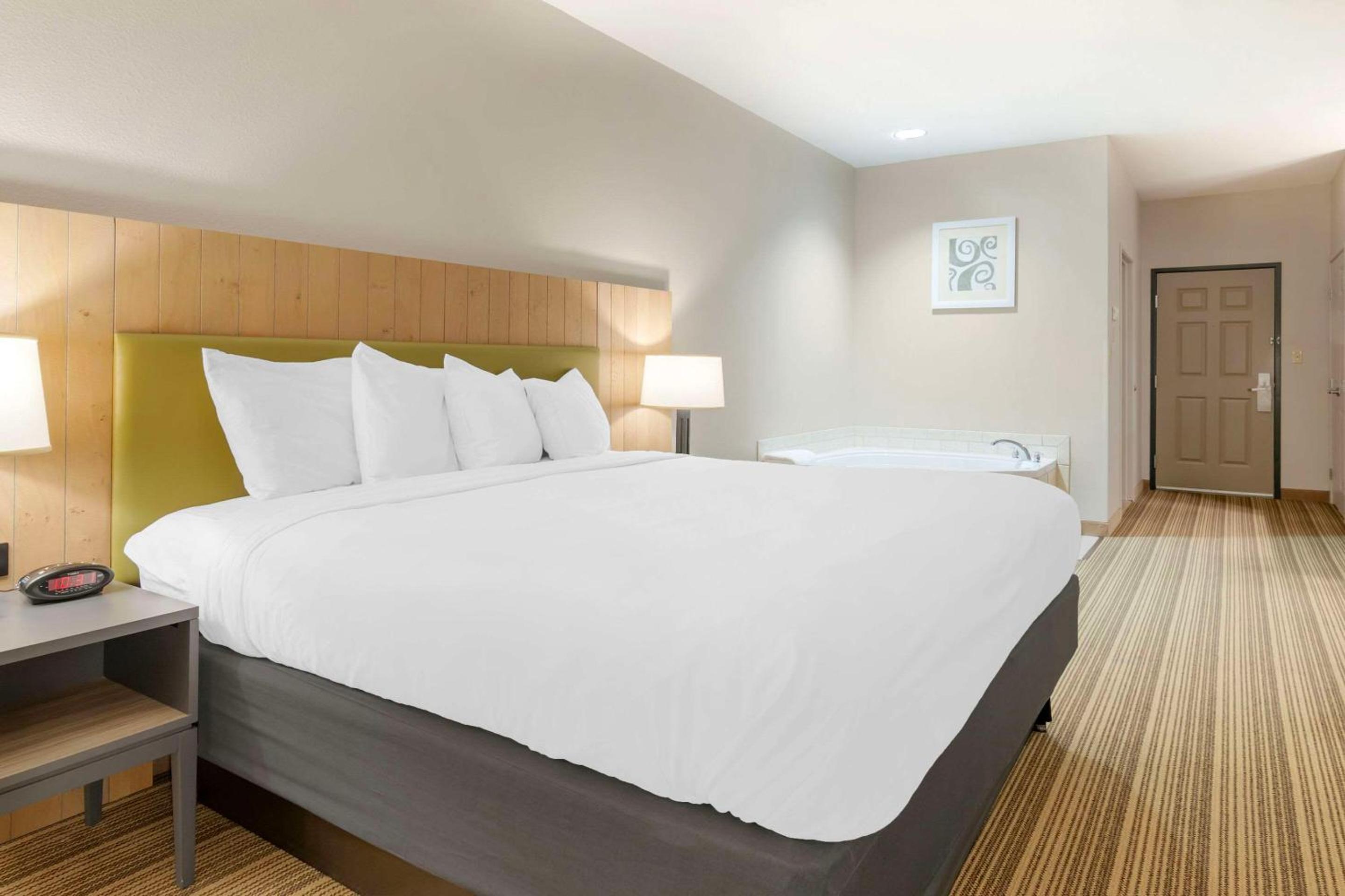 King Suite with Whirlpool - Non-smoking - Photo 7