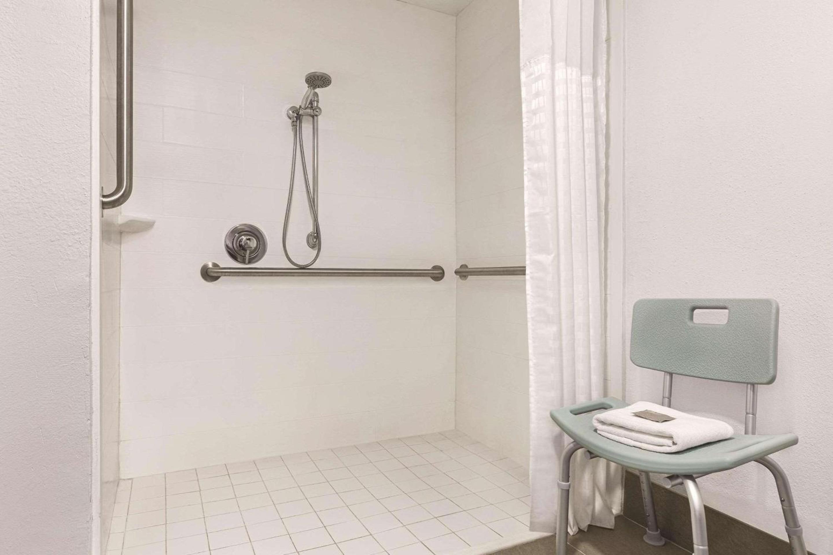 King Room with Roll-in Shower - Photo 2