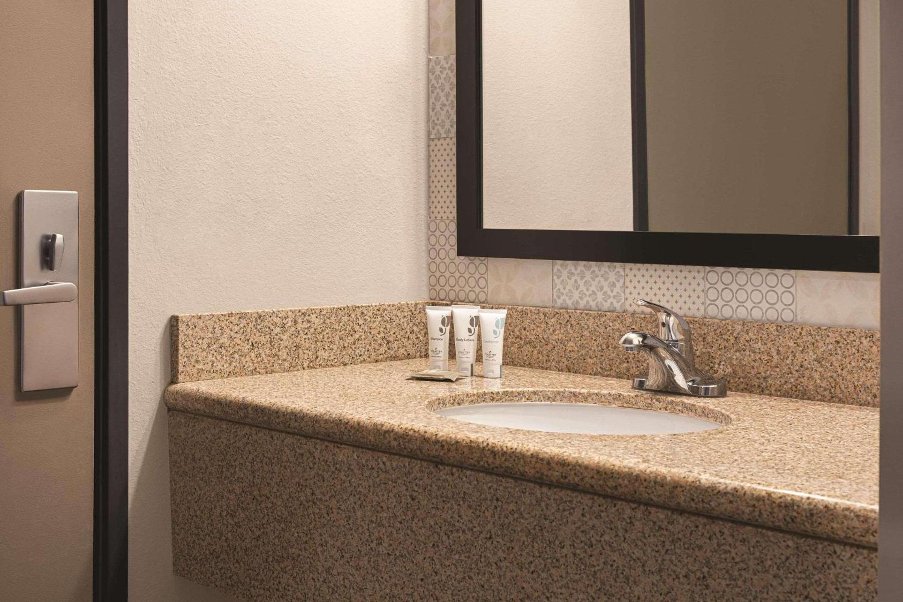 King Suite with Whirlpool - Photo 1