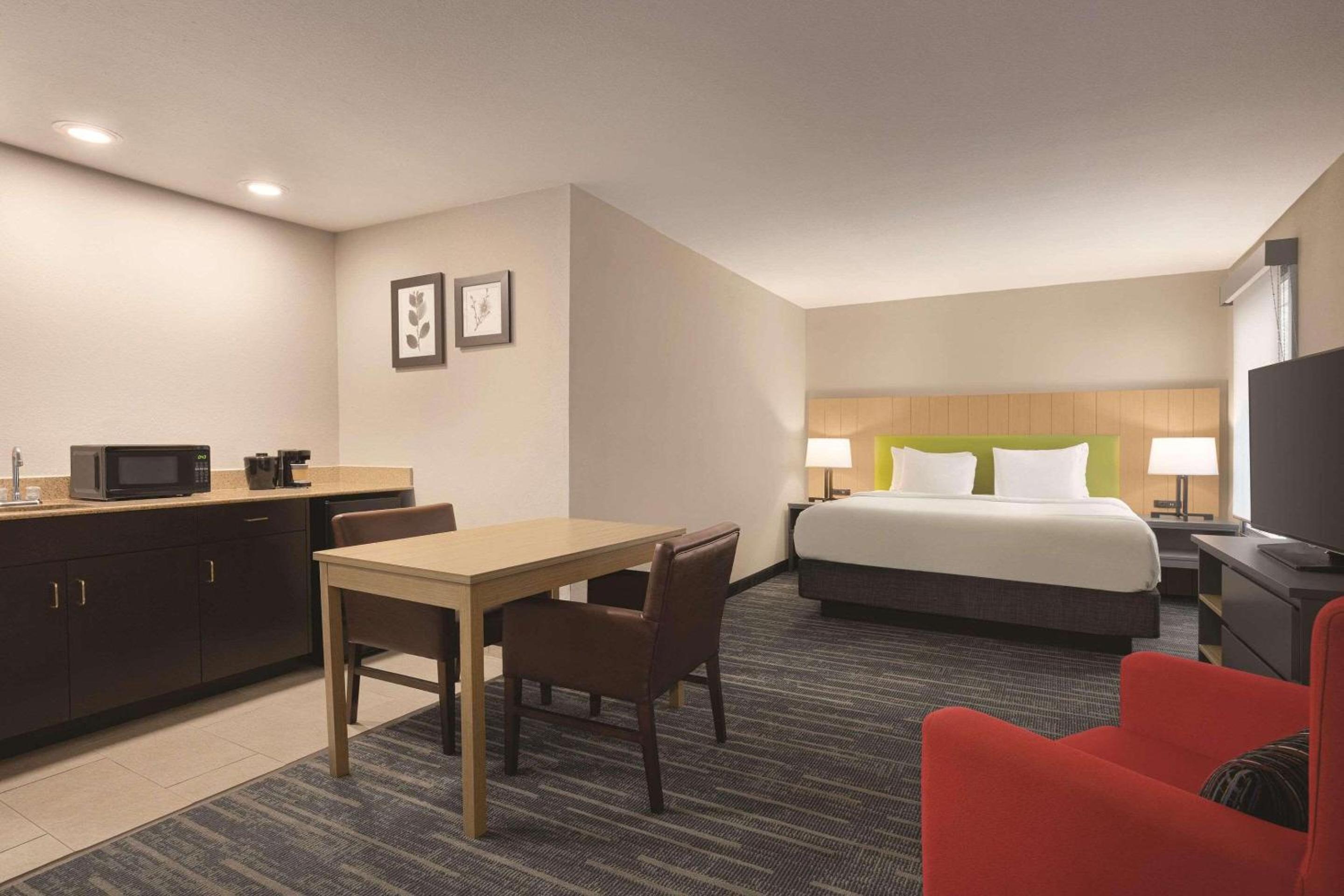 King Suite with Whirlpool - Photo 2