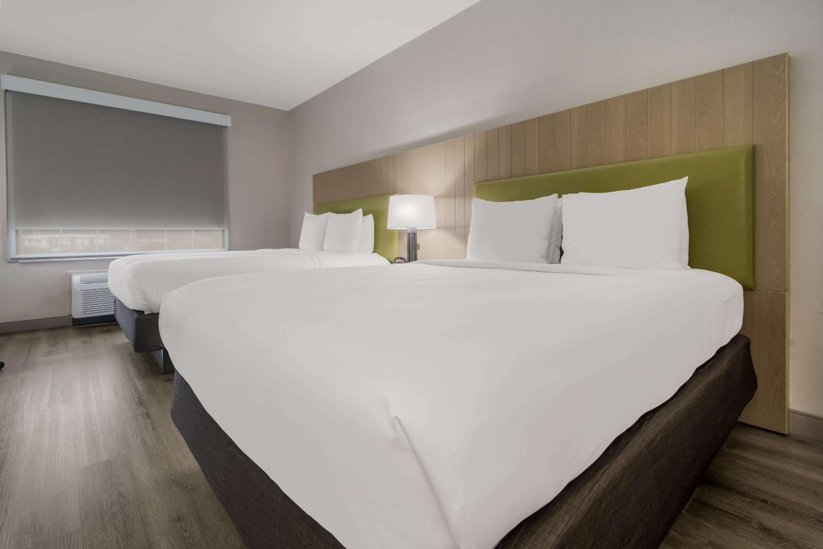Queen Room with Two Queen Beds - Non-Smoking - Photo 5