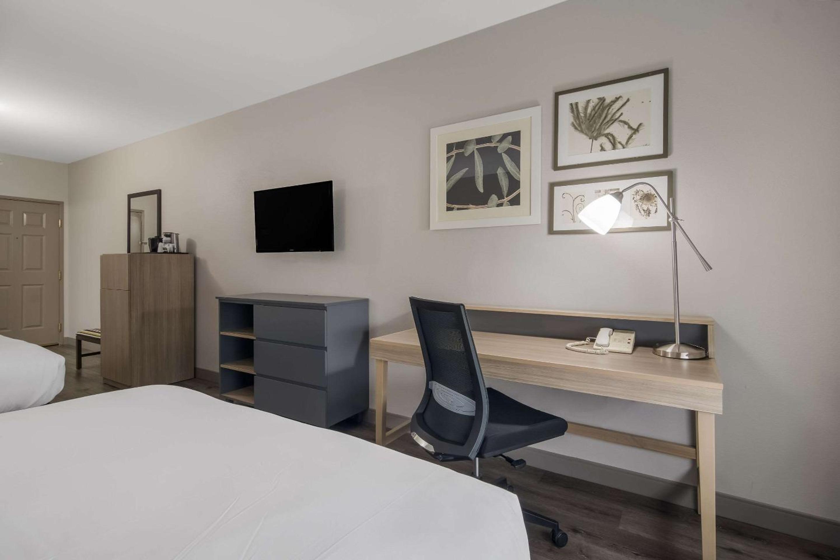 Queen Room with Two Queen Beds - Non-Smoking - Photo 6
