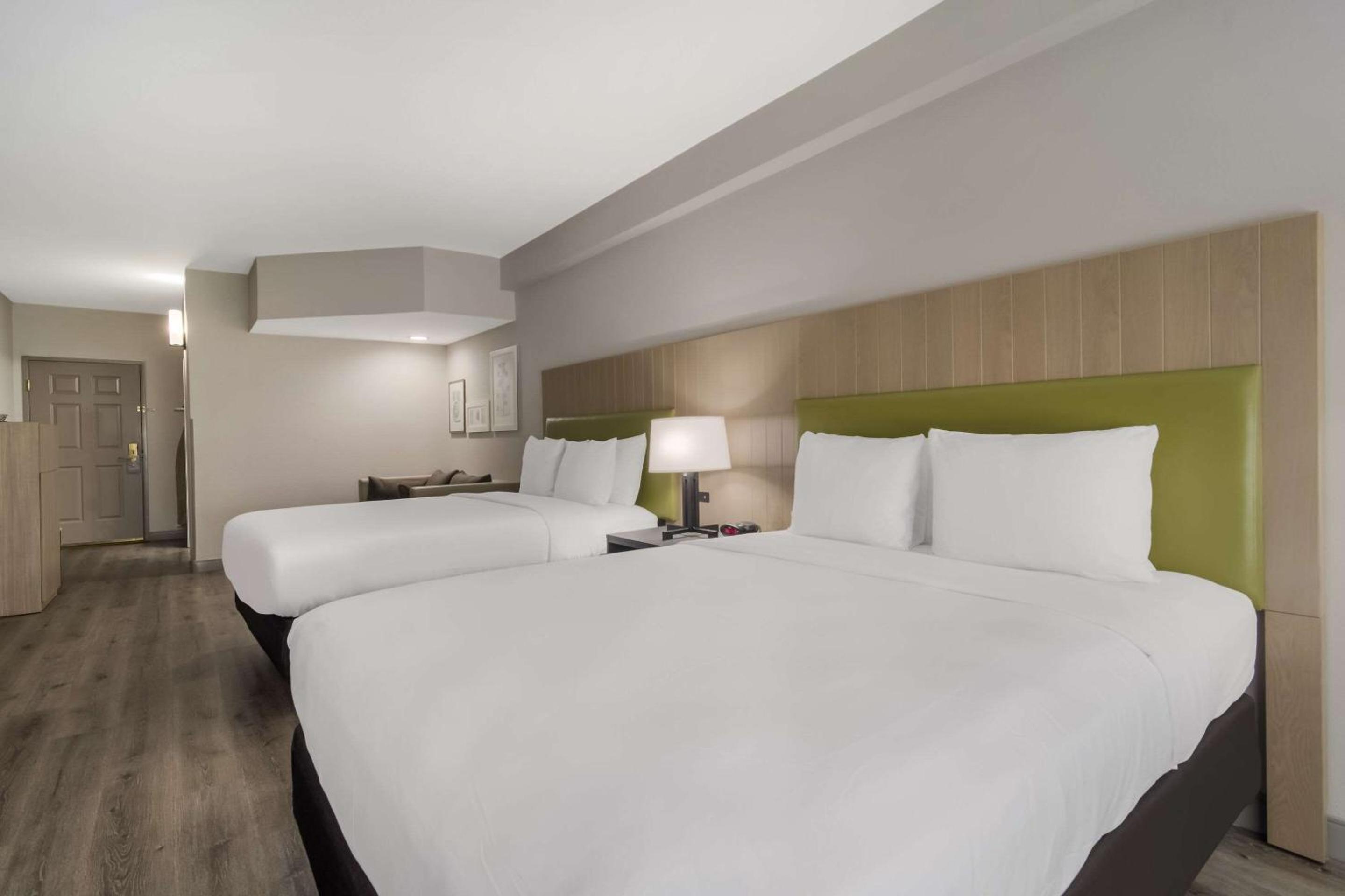 Queen Room with Two Queen Beds - Non-Smoking - Photo 9