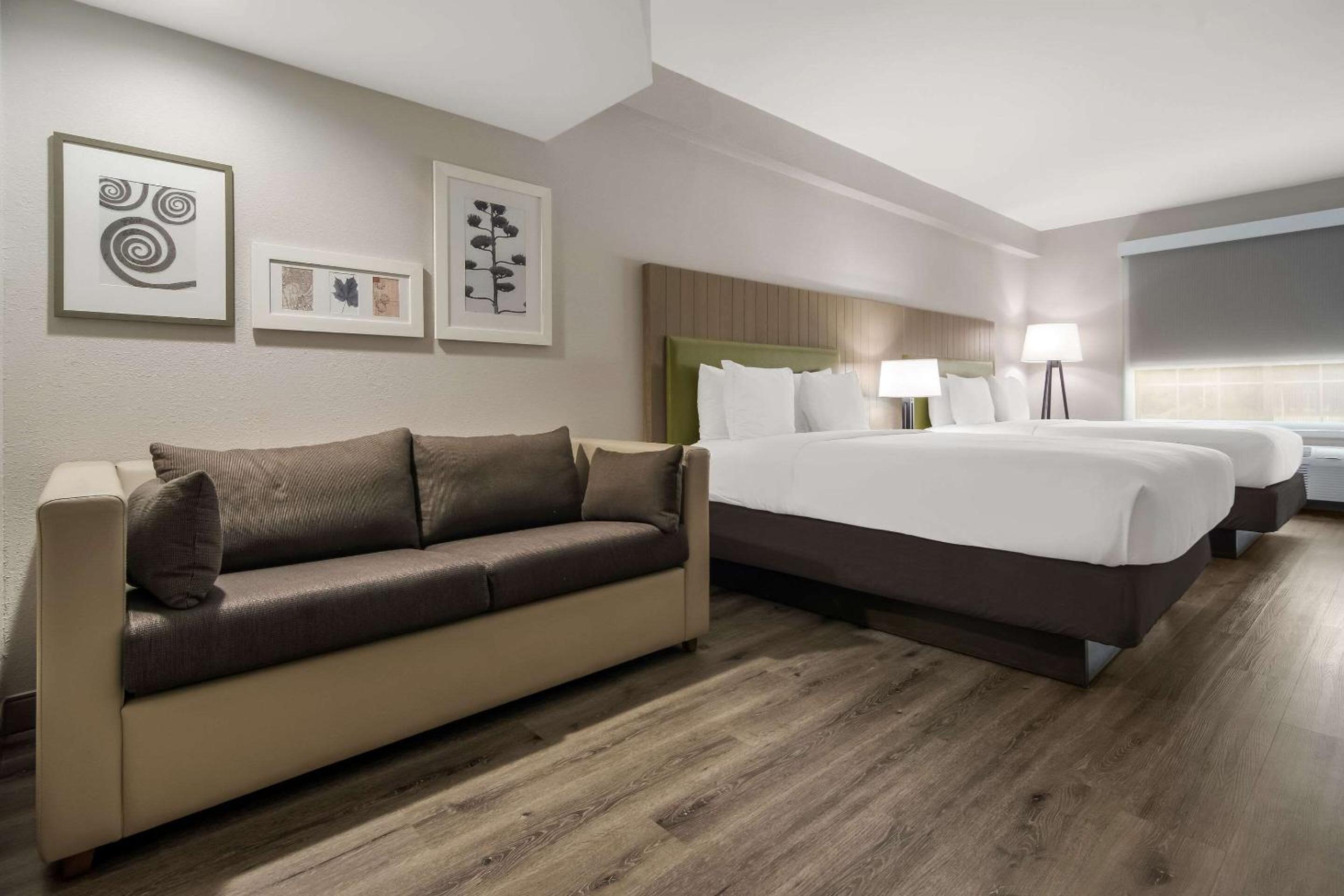 Queen Suite with two Queen Beds and One Sofa Bed - Non-Smoking - Photo 9