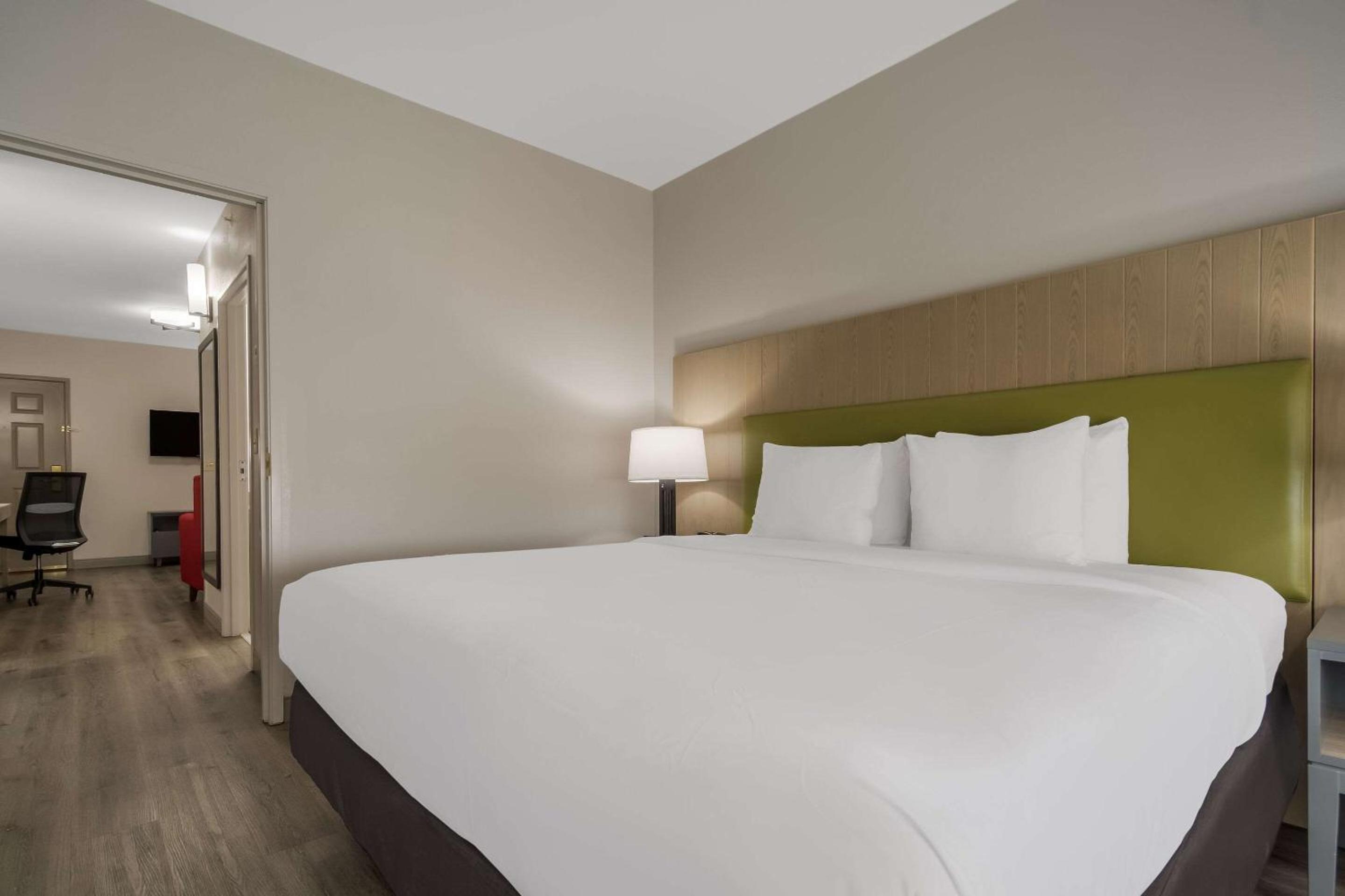 One-Bedroom King Suite - Non-Smoking - Photo 2
