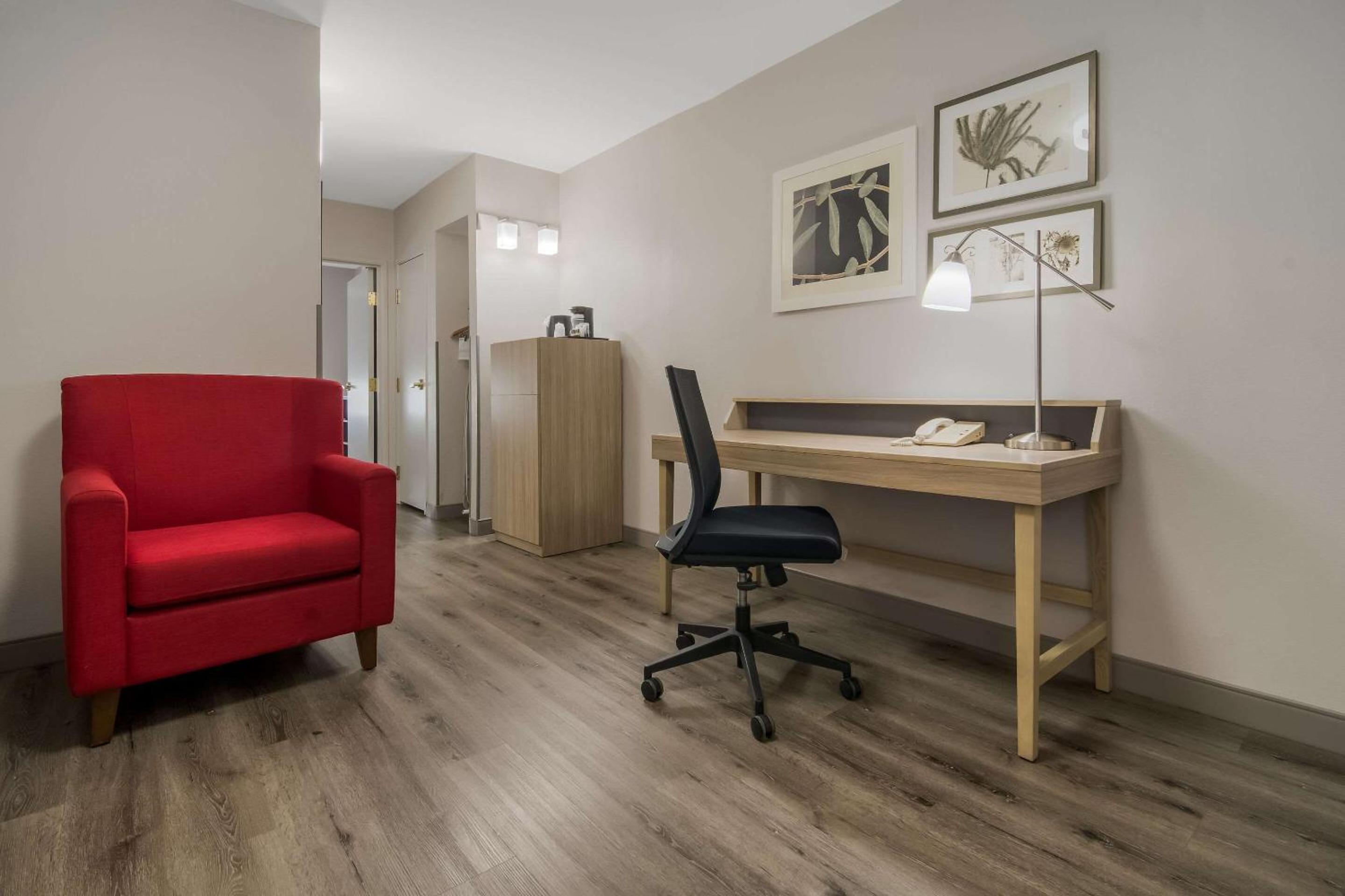 One-Bedroom King Suite - Non-Smoking - Photo 4