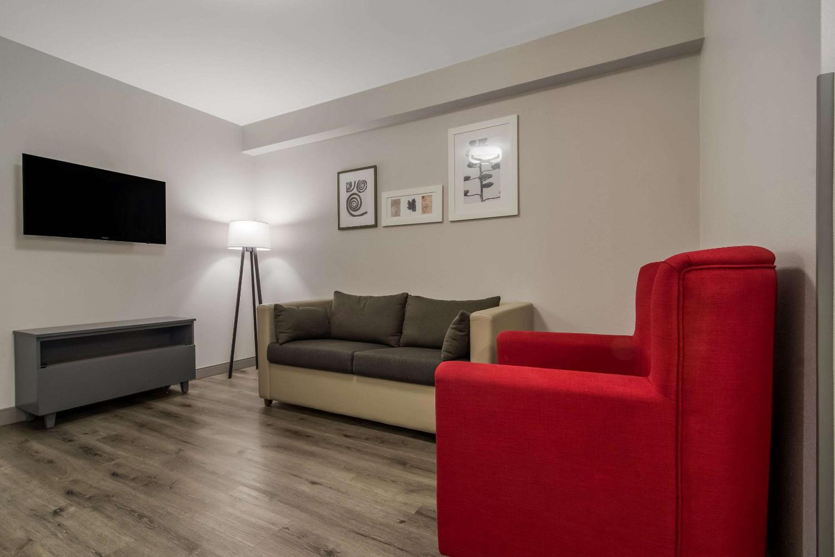 One-Bedroom King Suite - Non-Smoking - Photo 5
