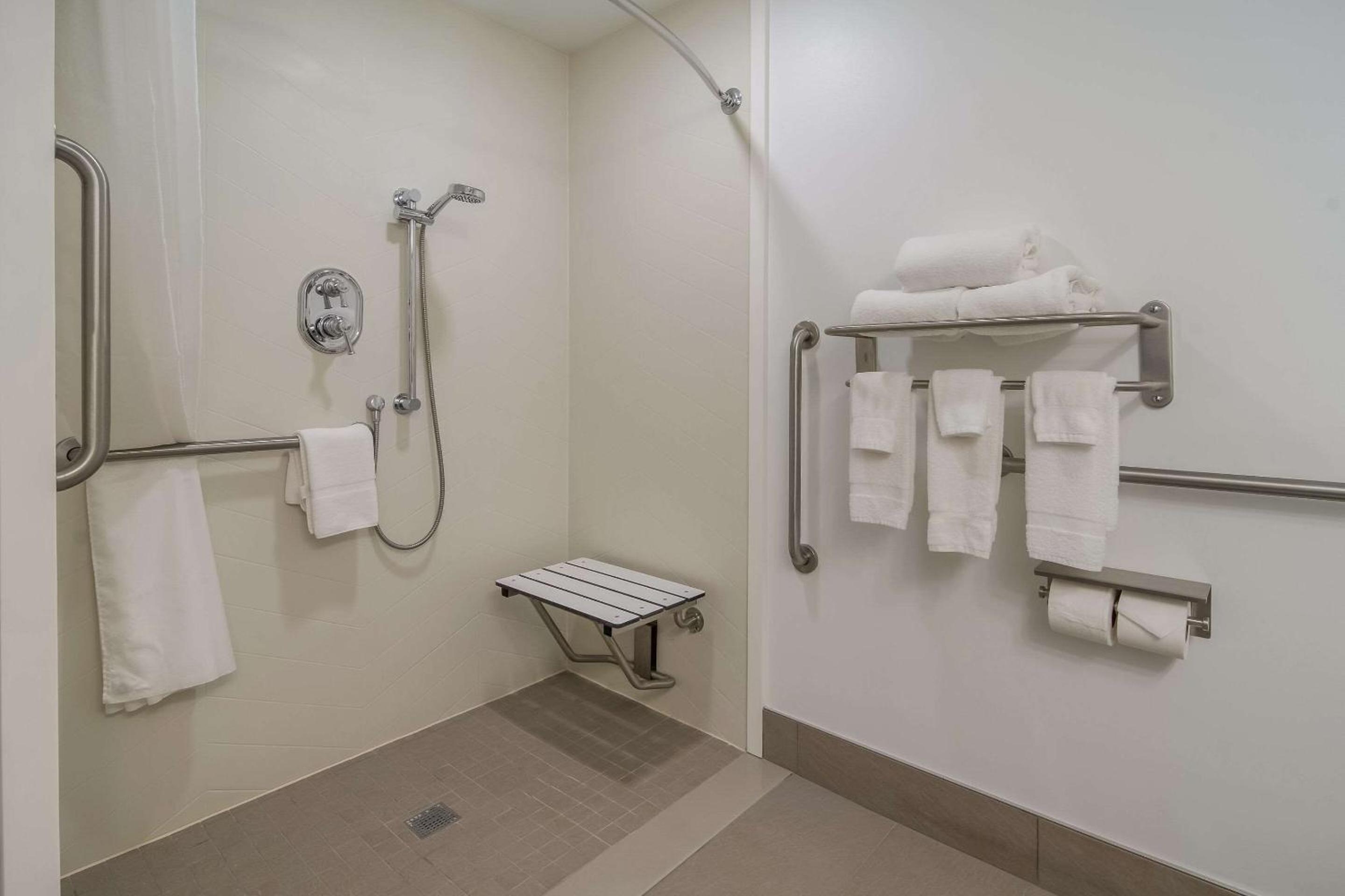 King Room with Shower Only - Disability Access/Non-Smoking - Photo 6