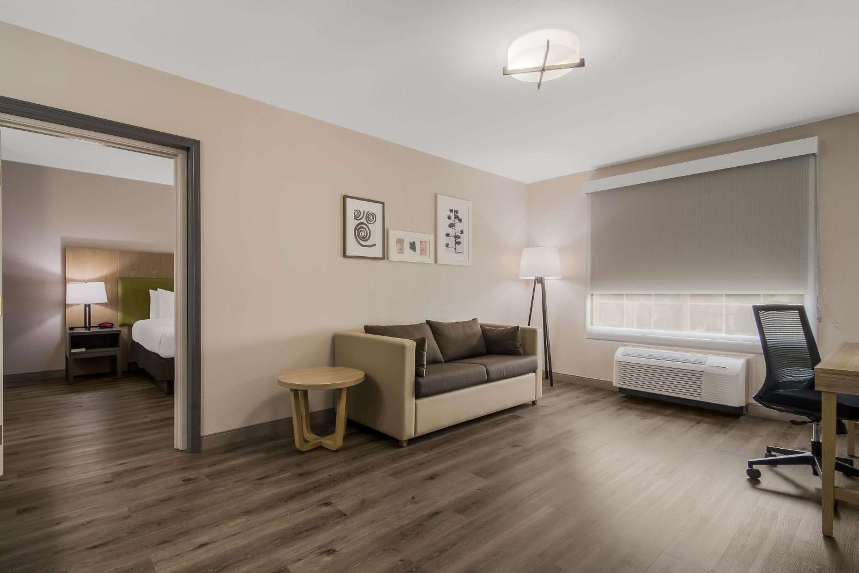 One-Bedroom King Suite - Non-Smoking - Photo 6