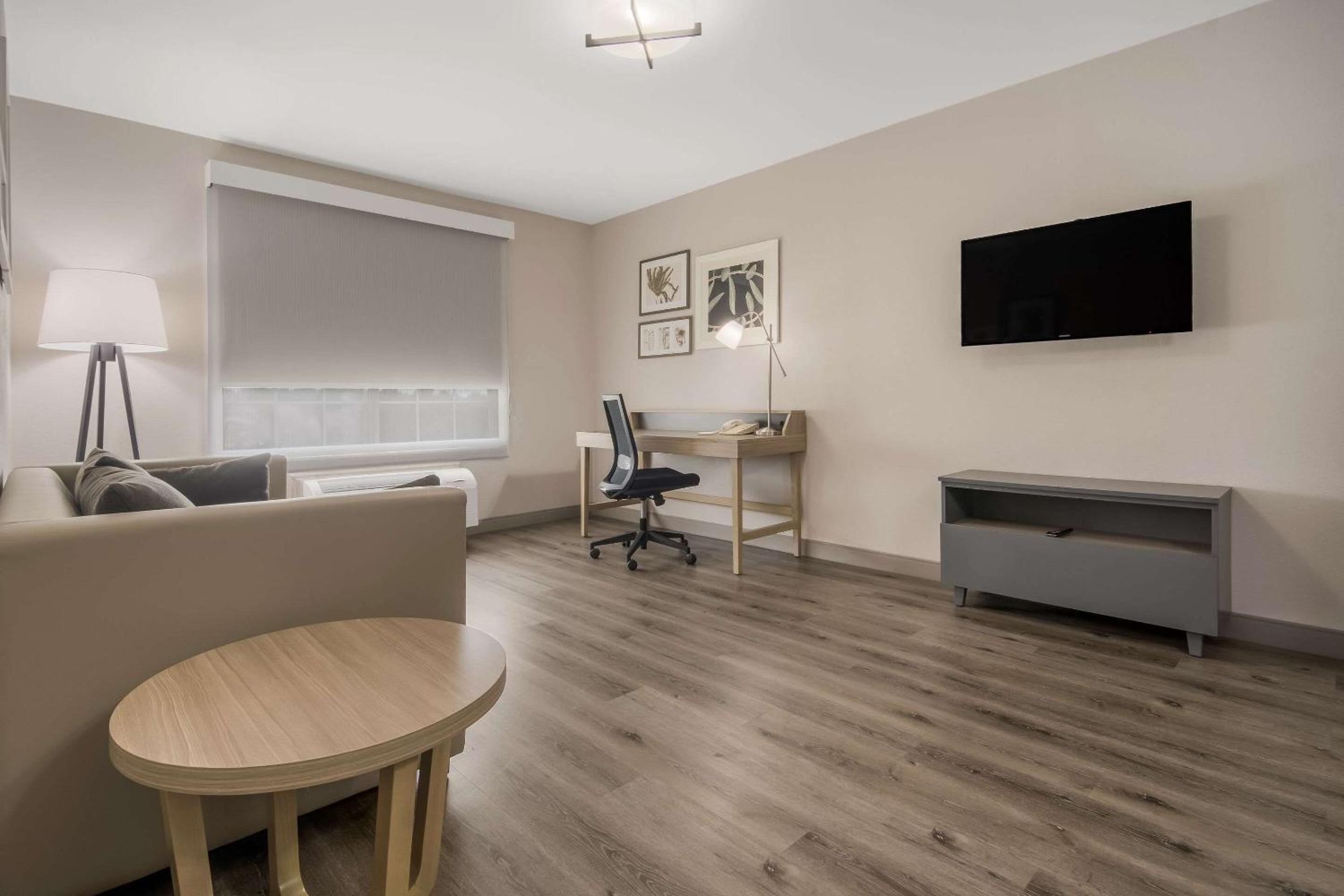 One-Bedroom King Suite - Non-Smoking - Photo 7