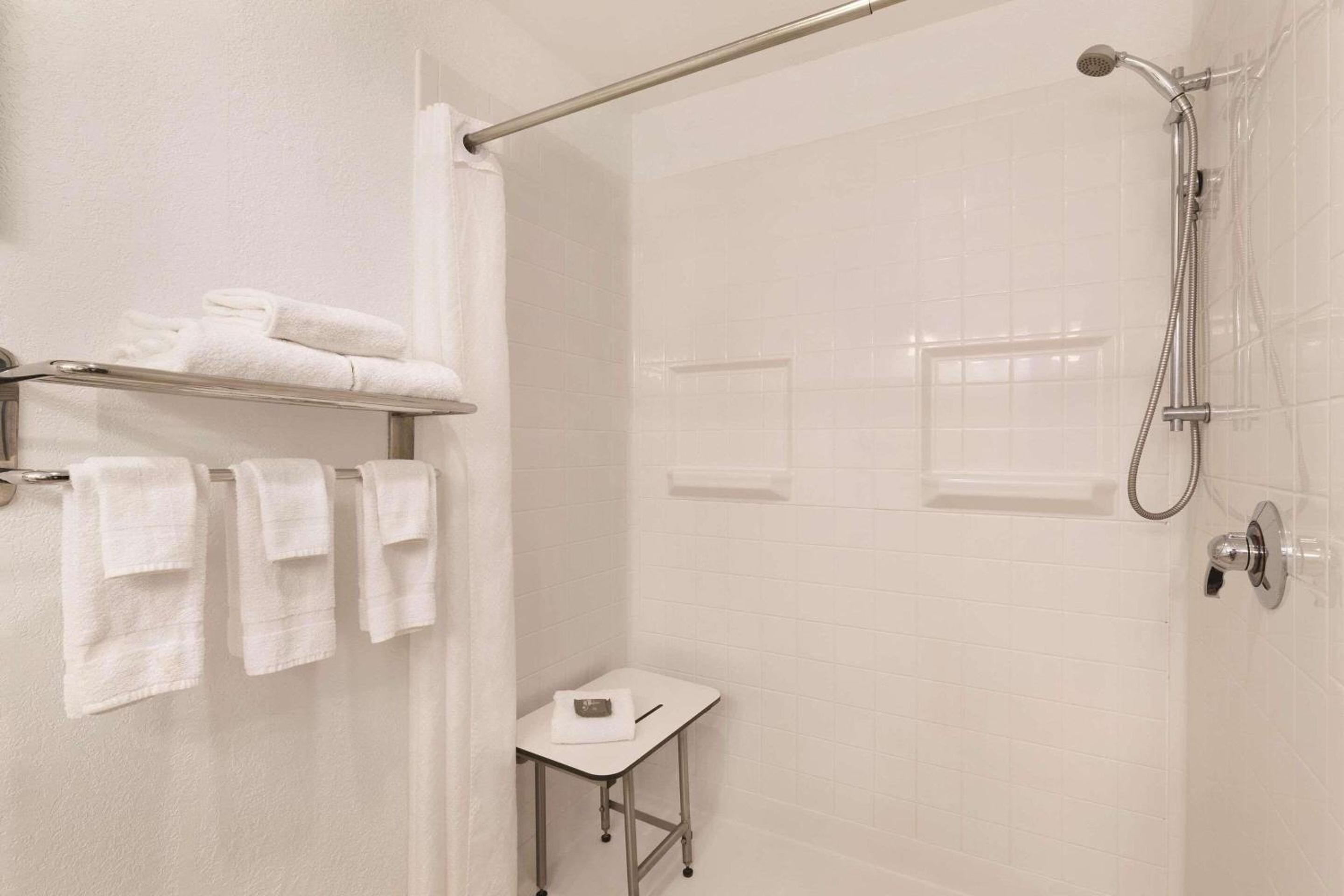 King Room - Disability Access - Photo 5