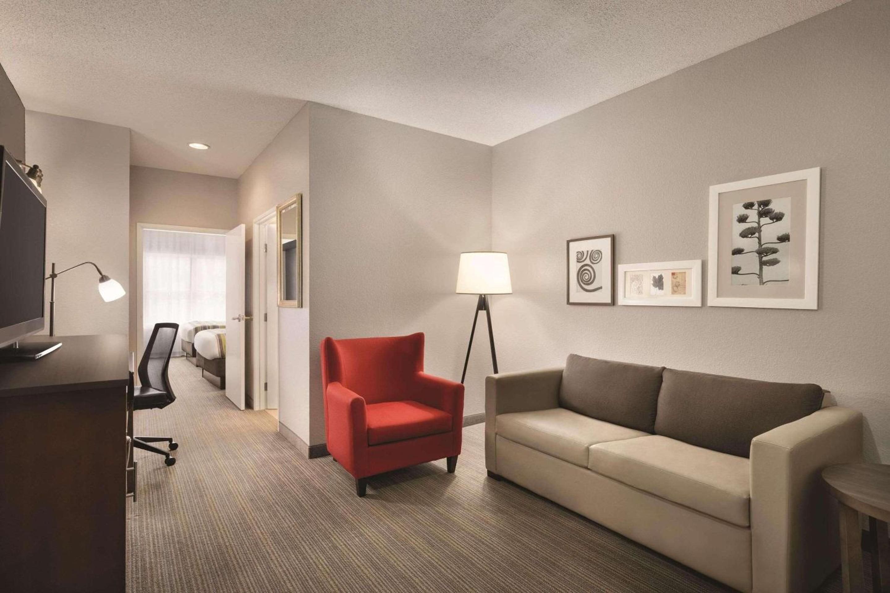Queen Suite - Photo 1