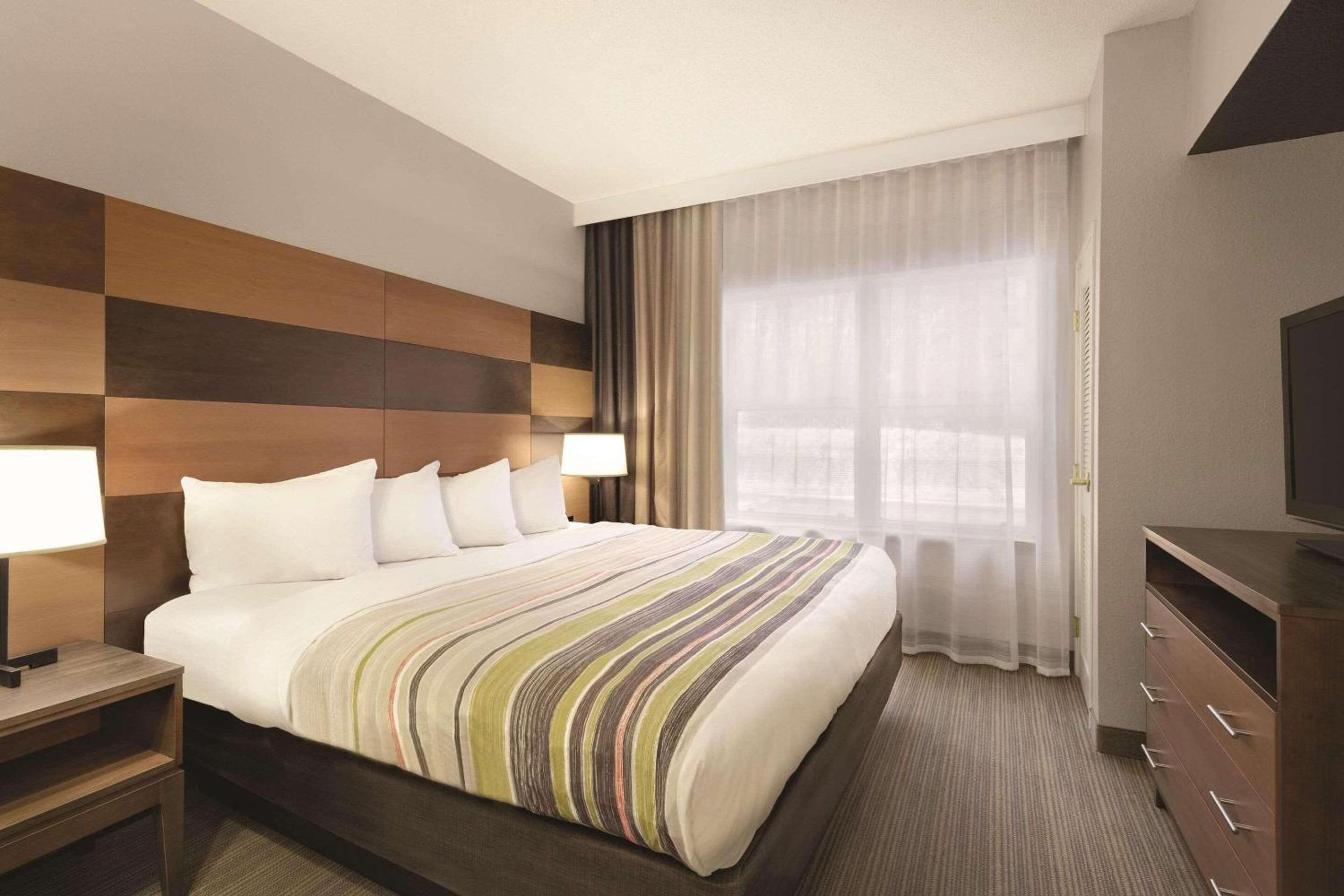 One-Bedroom King Suite - Photo 7
