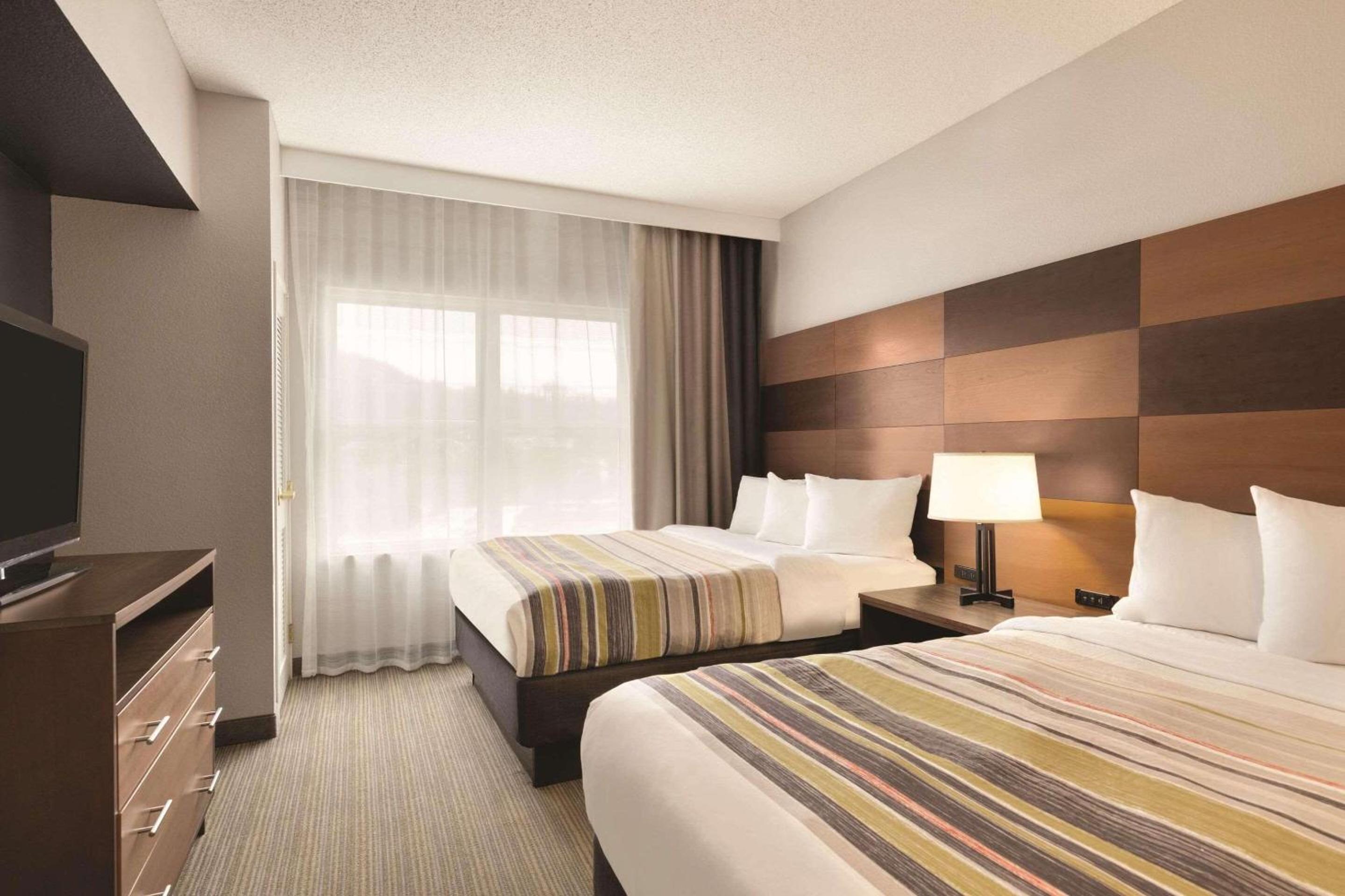 Queen Suite - Photo 2