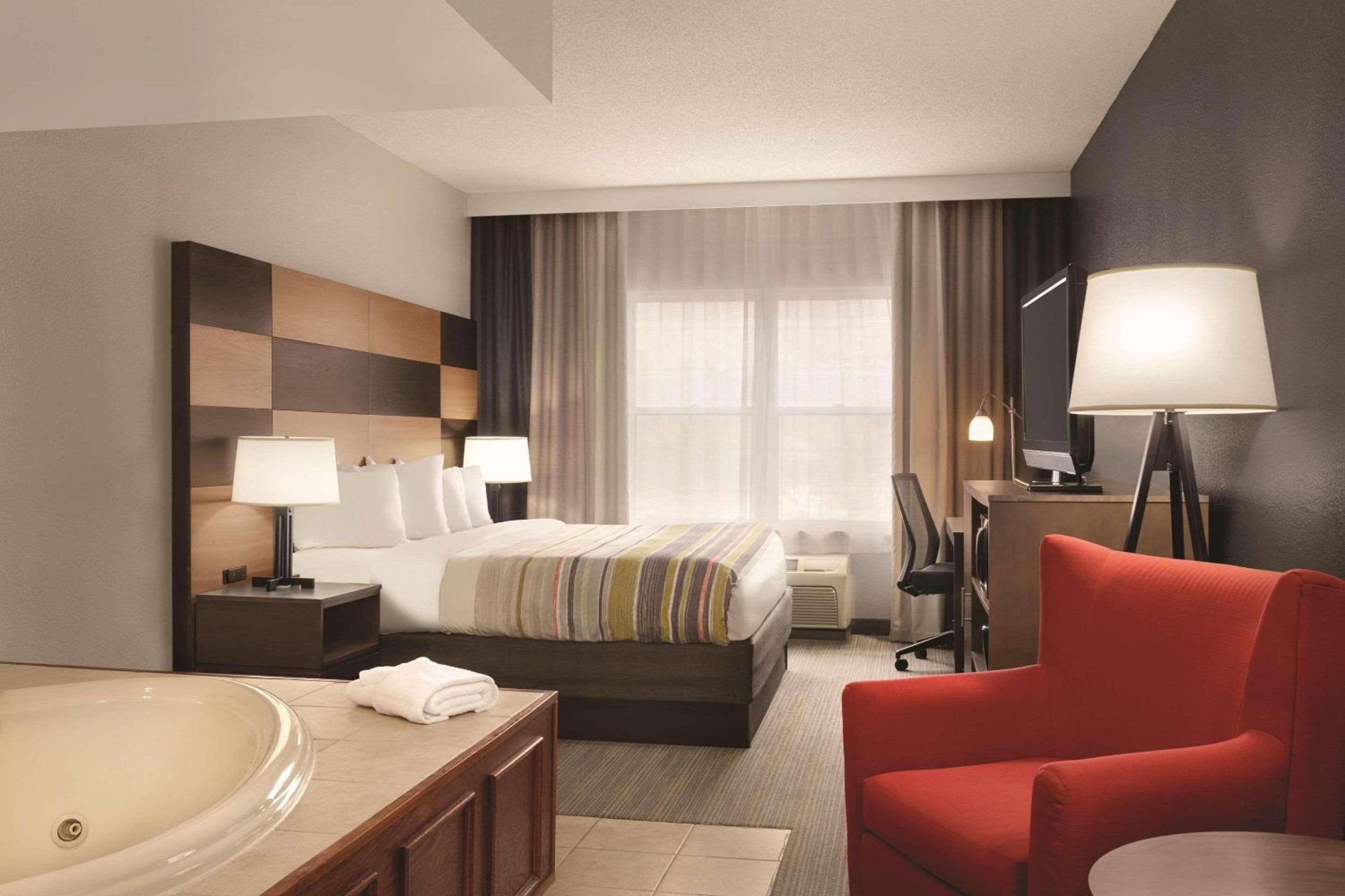 King Room with Whirlpool - Non-Smoking - Photo 1