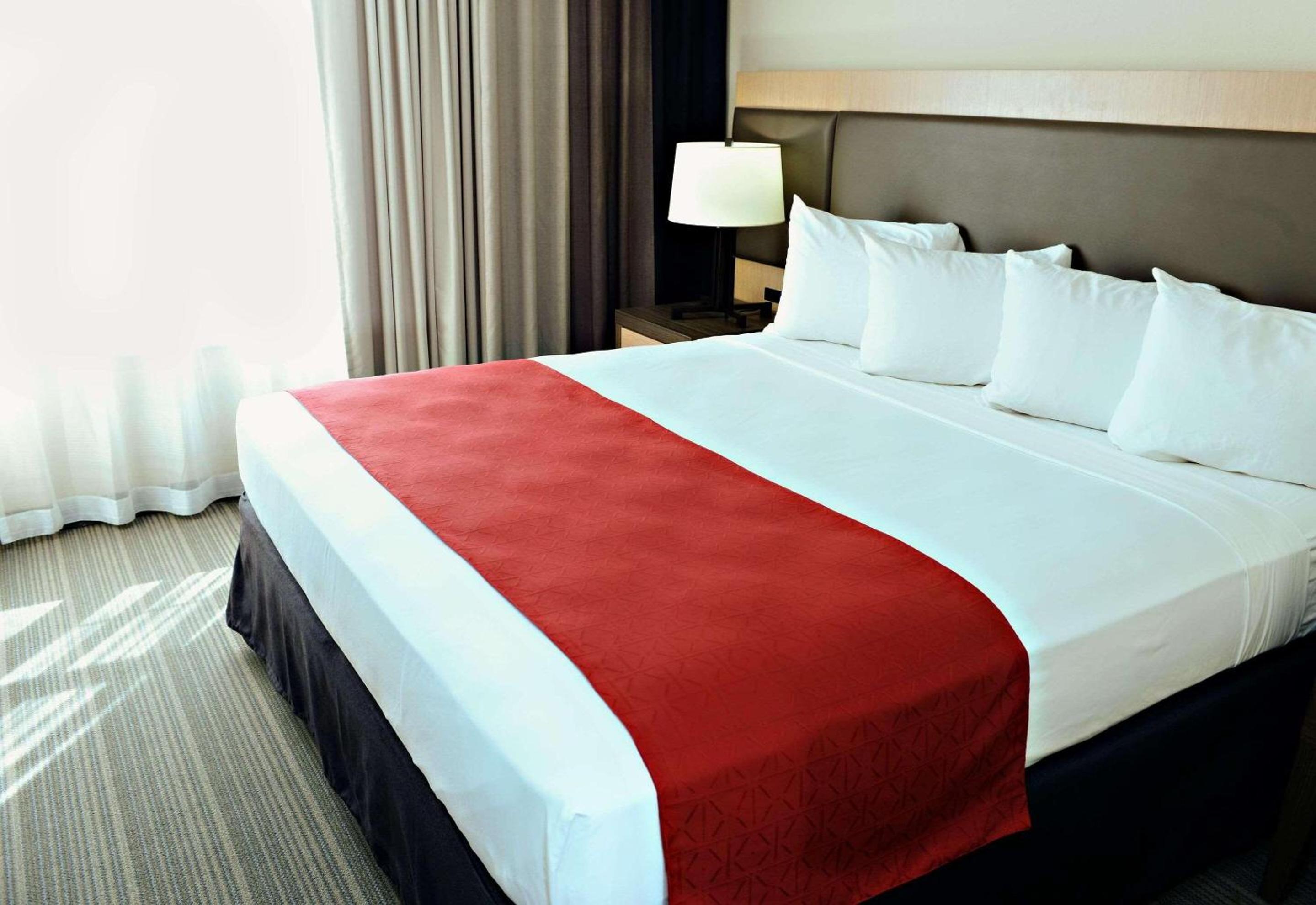 King Suite with Roll-In Shower - Disability Access/Non Smoking photo 1