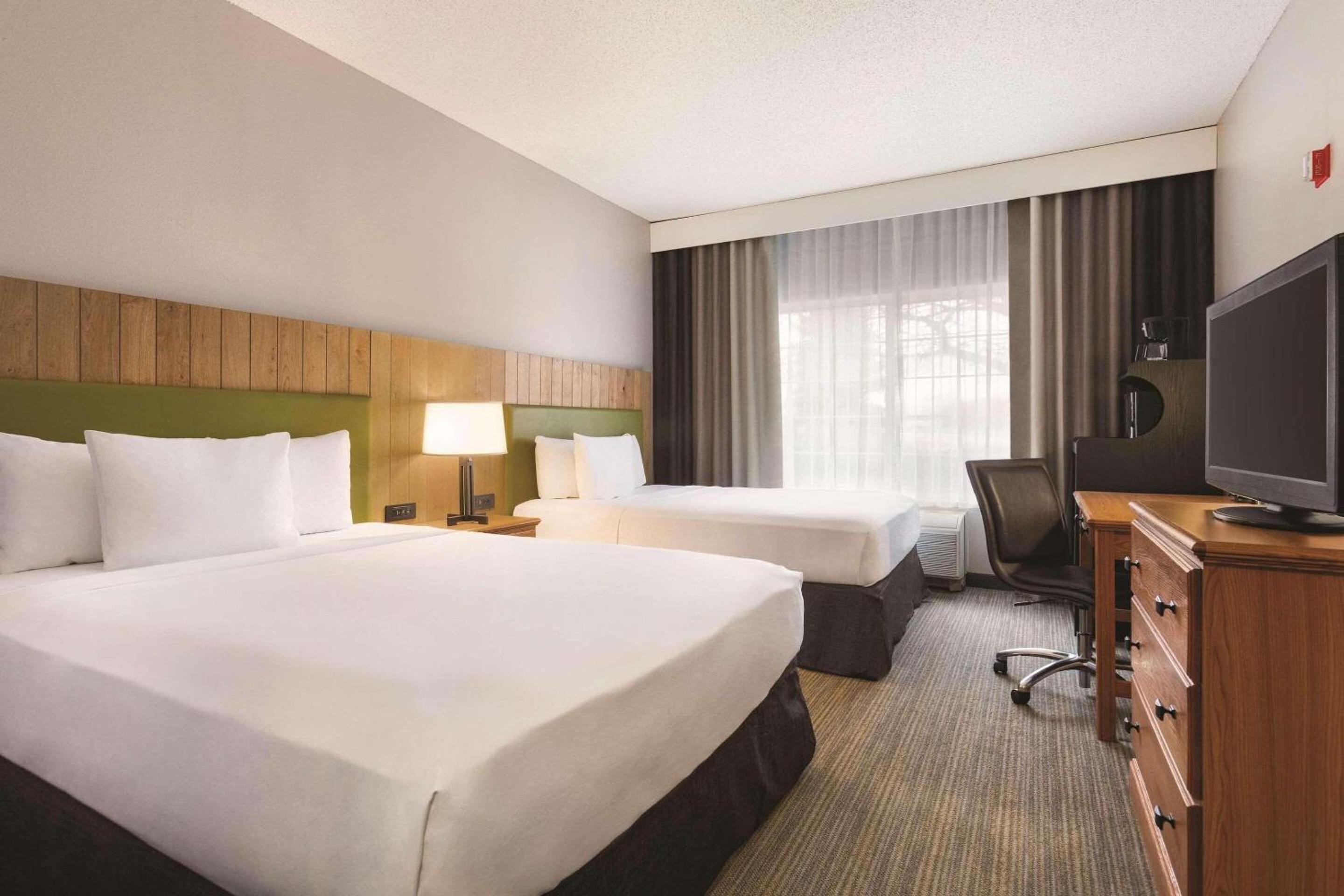 Queen Room with Two Queen Beds - Non-Smoking - Photo 1