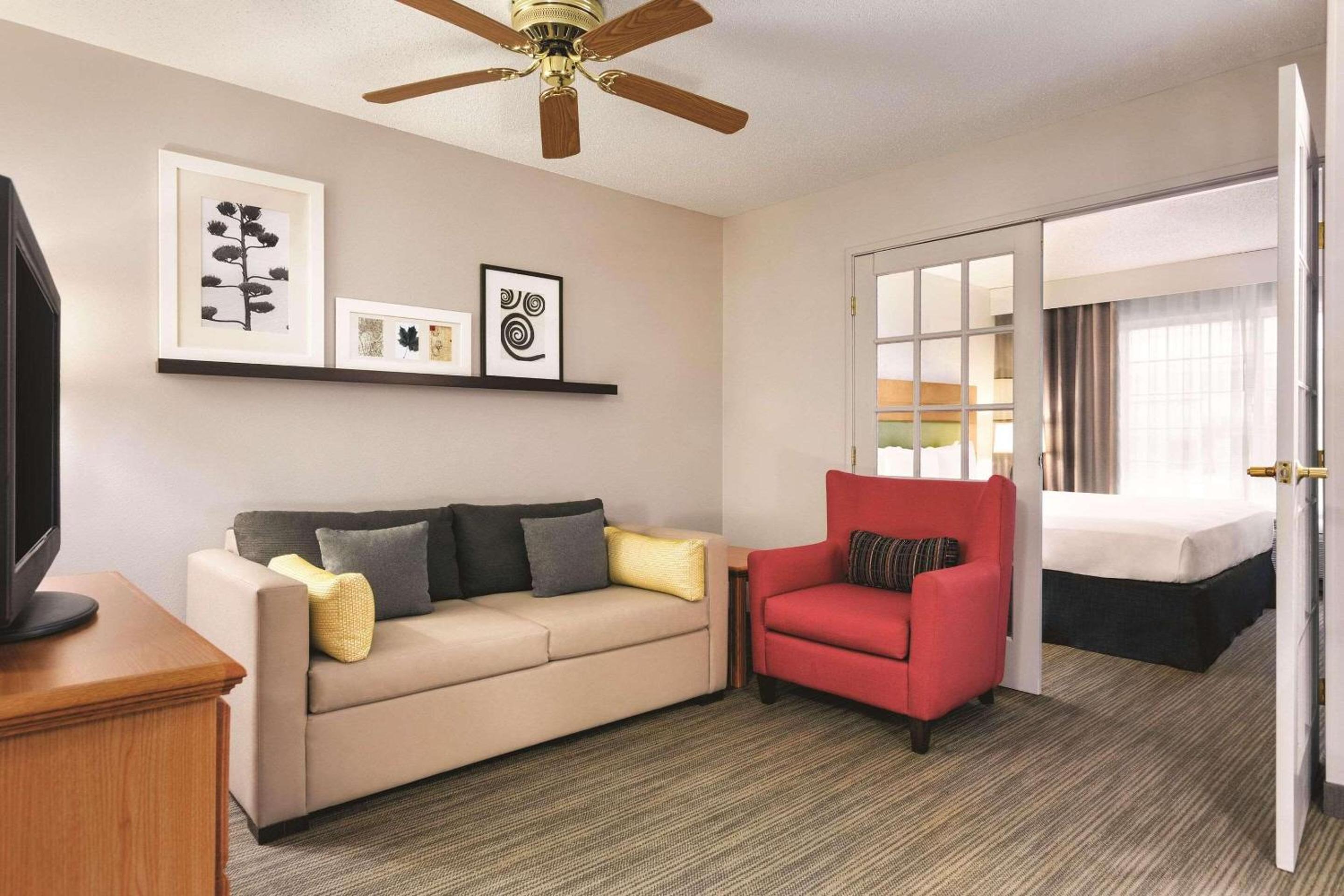 One-Bedroom King Suite with Sofa Bed - Non-Smoking - Photo 4