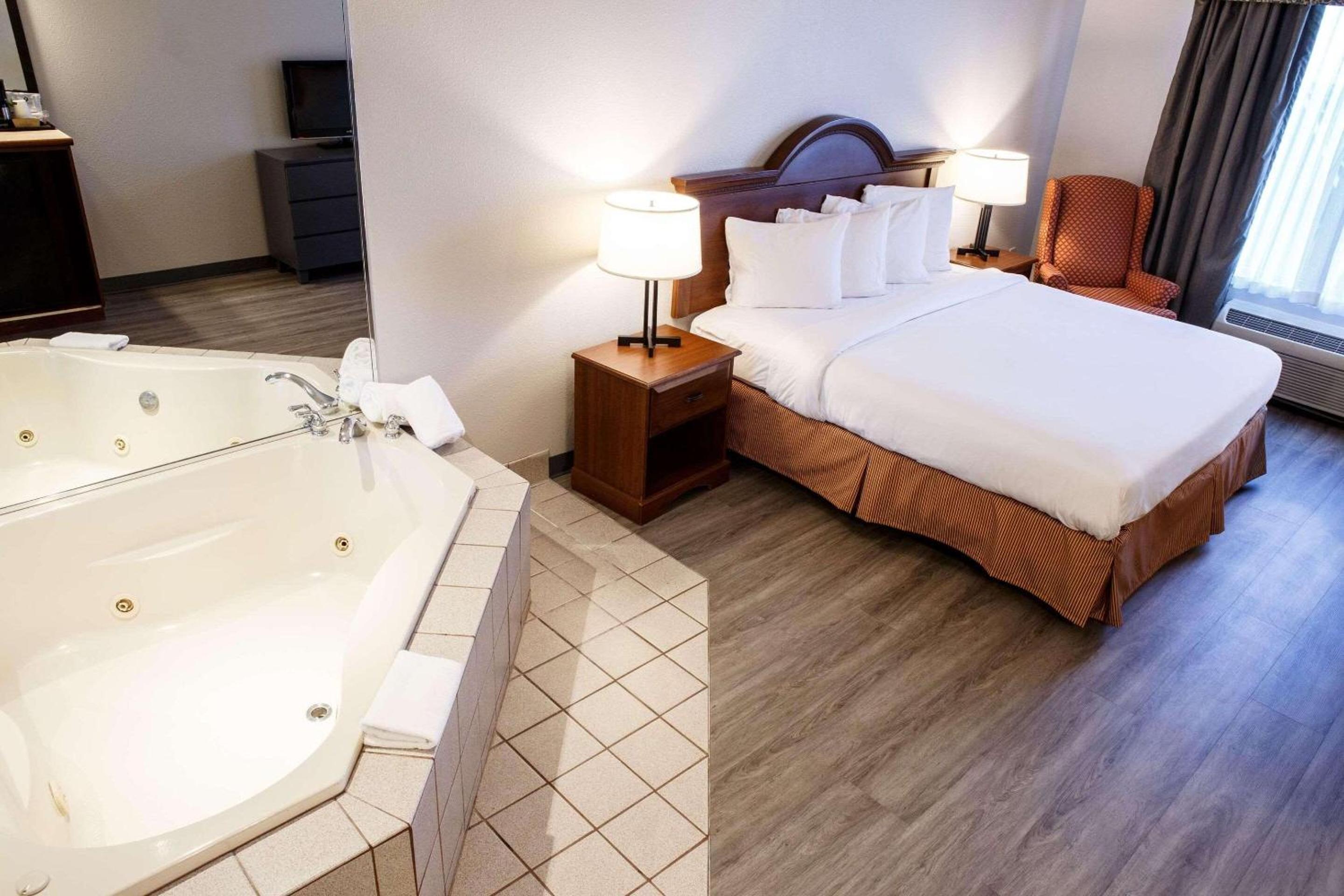 King Suite with Whirlpool - Non-smoking photo 2