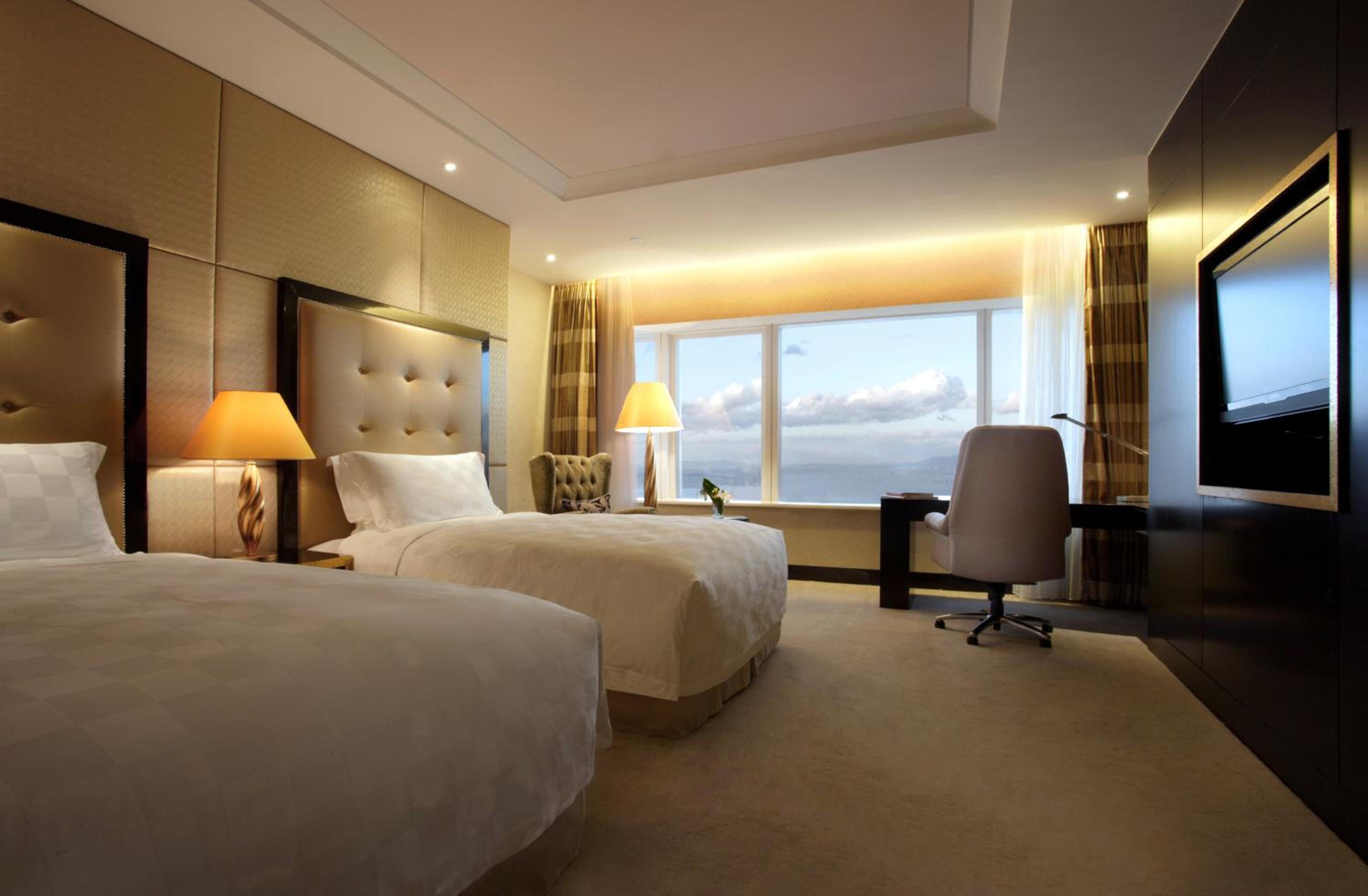 Classic Double Room with Two Double Beds - High Floor - Photo 5