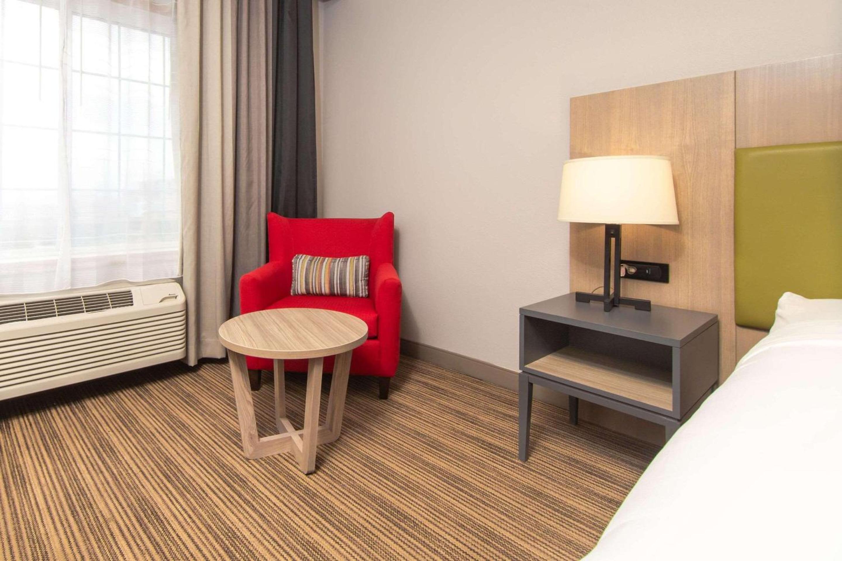 King Guest Room - Non-Smoking - Photo 2