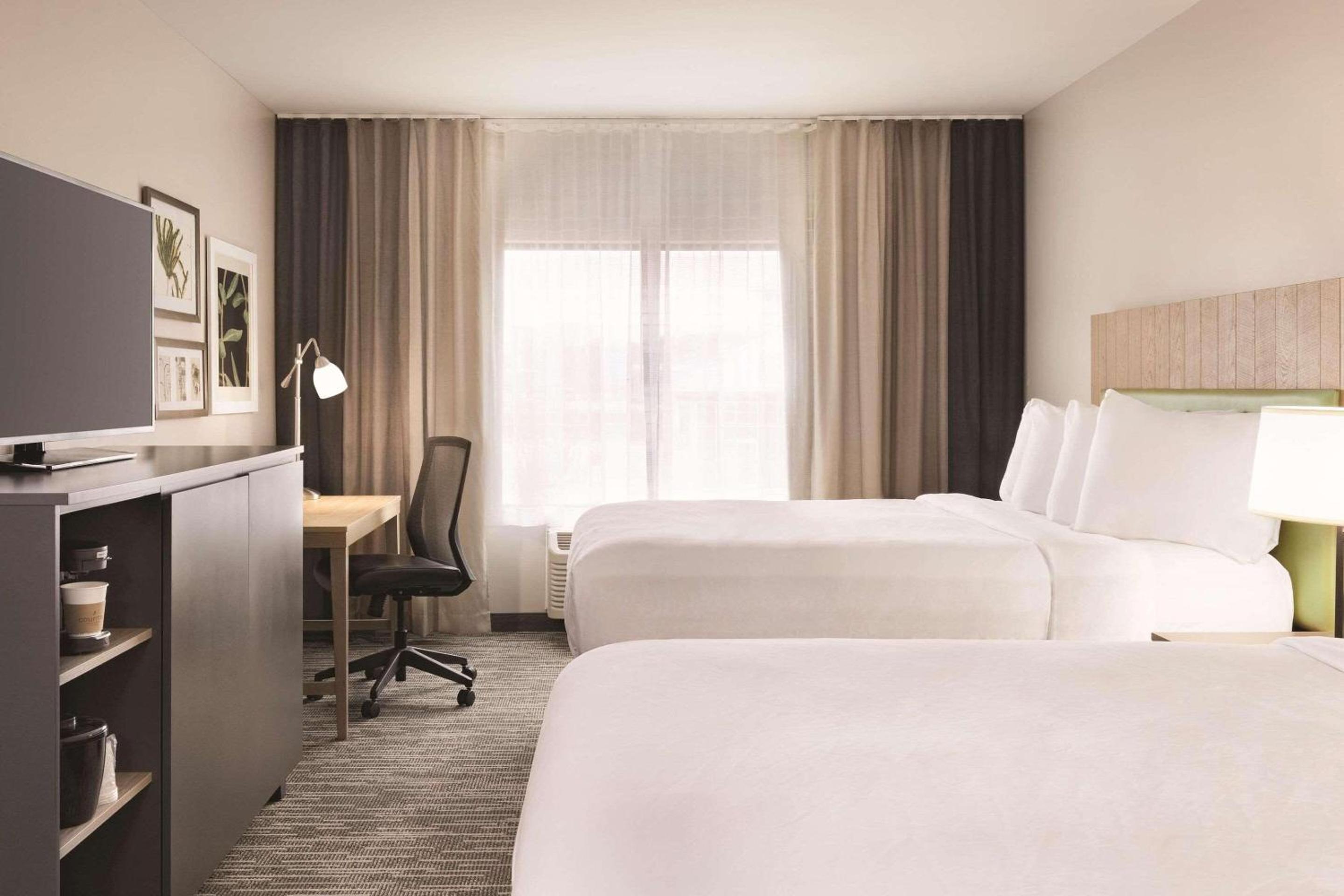 Premium Queen Room with Two Queen Beds and Balcony - Disability Access/Non-Smoking - Photo 5