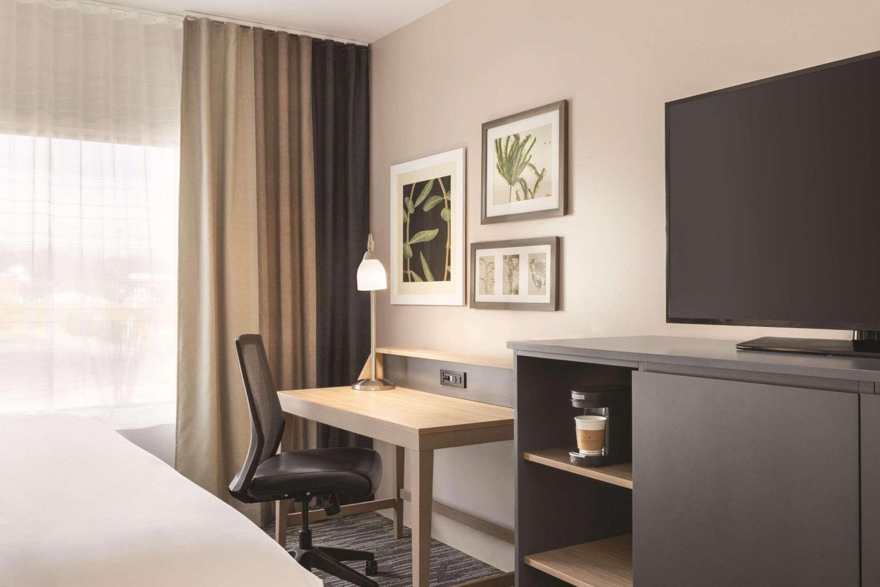 Studio Suite with Two Queen Beds and Fireplace-Balcony - Photo 4