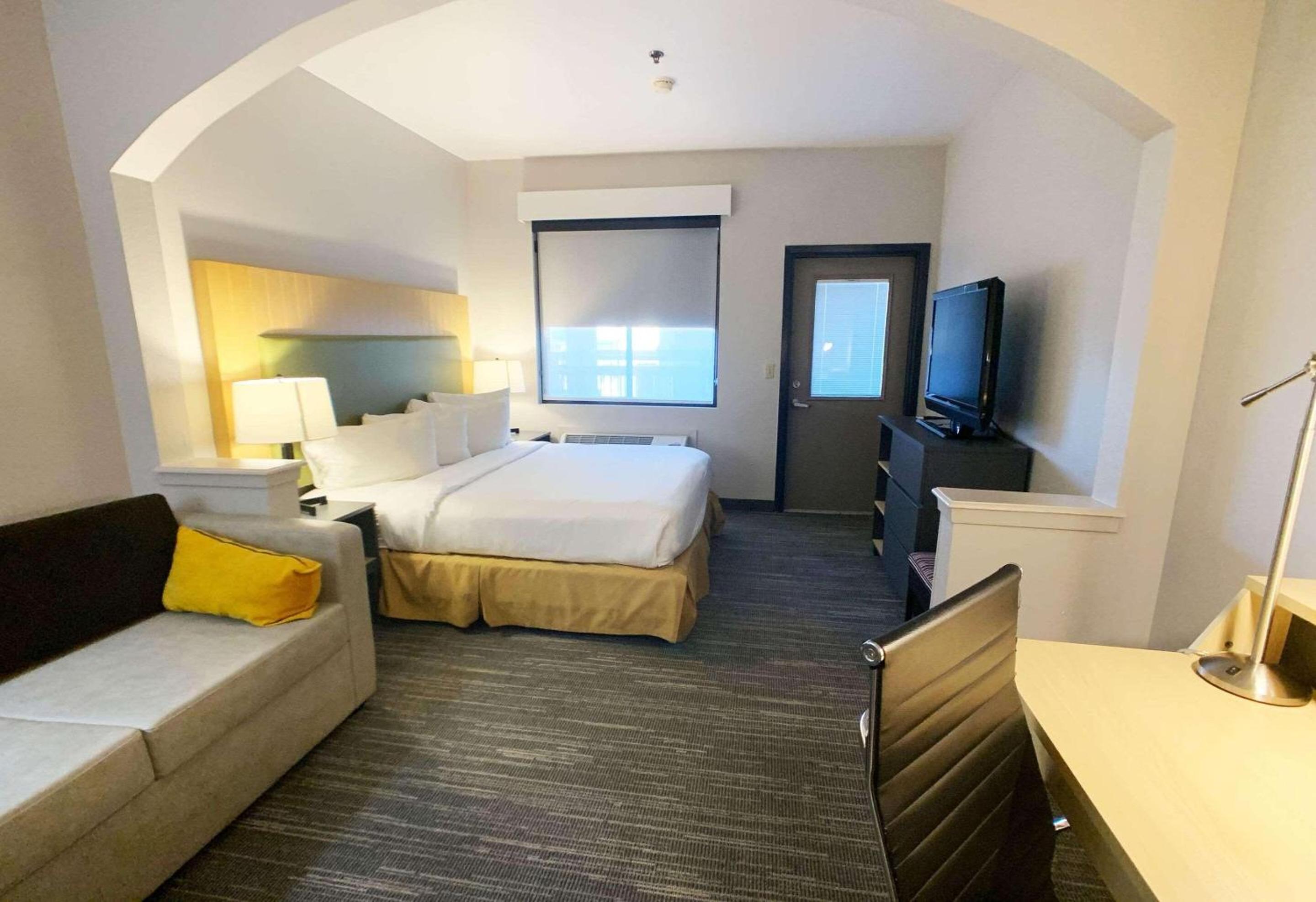King Suite with Pool View - Disability Access/Non Smoking - Photo 1