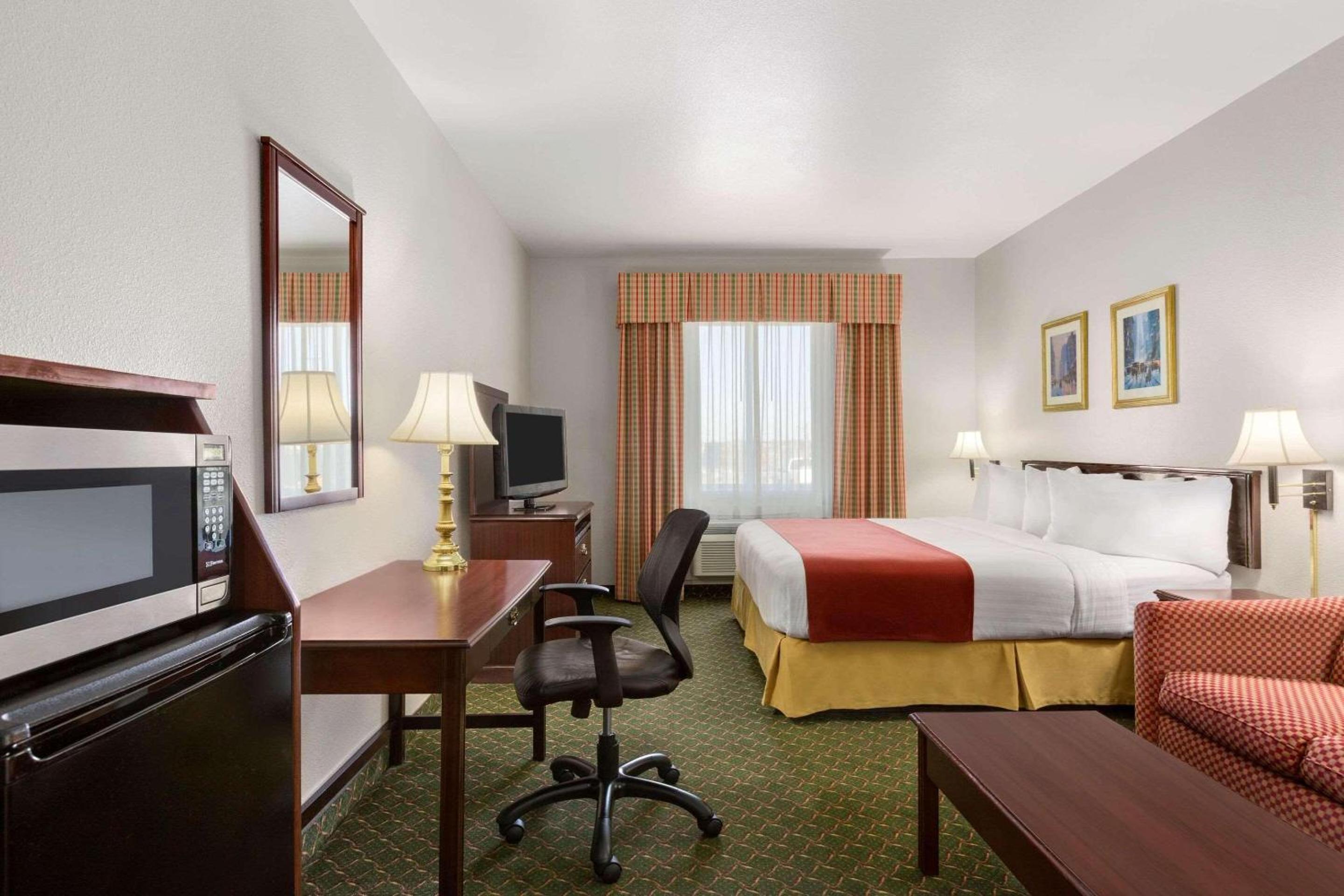 King Suite with Pool View - Disability Access/Non Smoking - Photo 3
