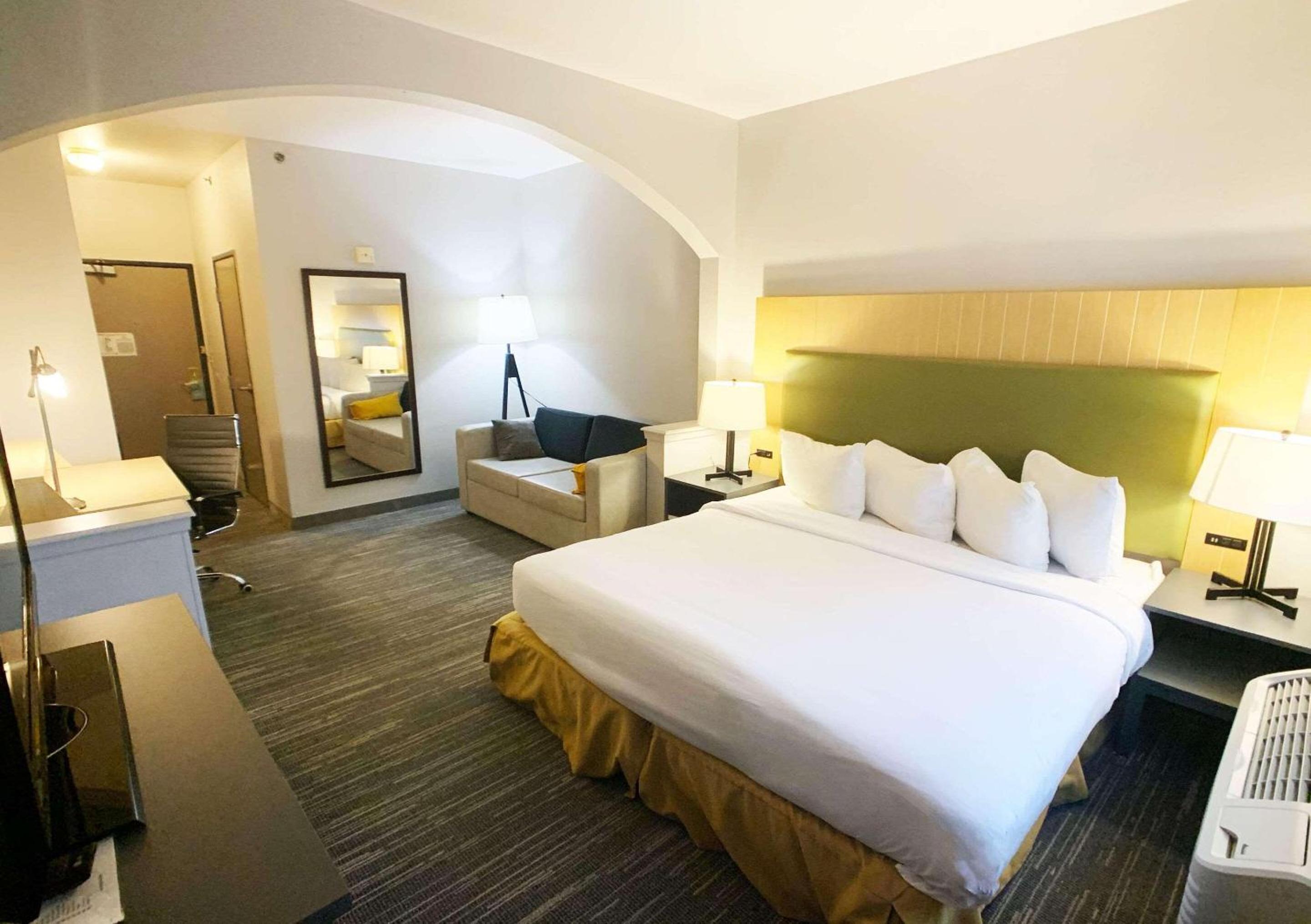King Suite with Pool View - Disability Access/Non Smoking - Photo 2