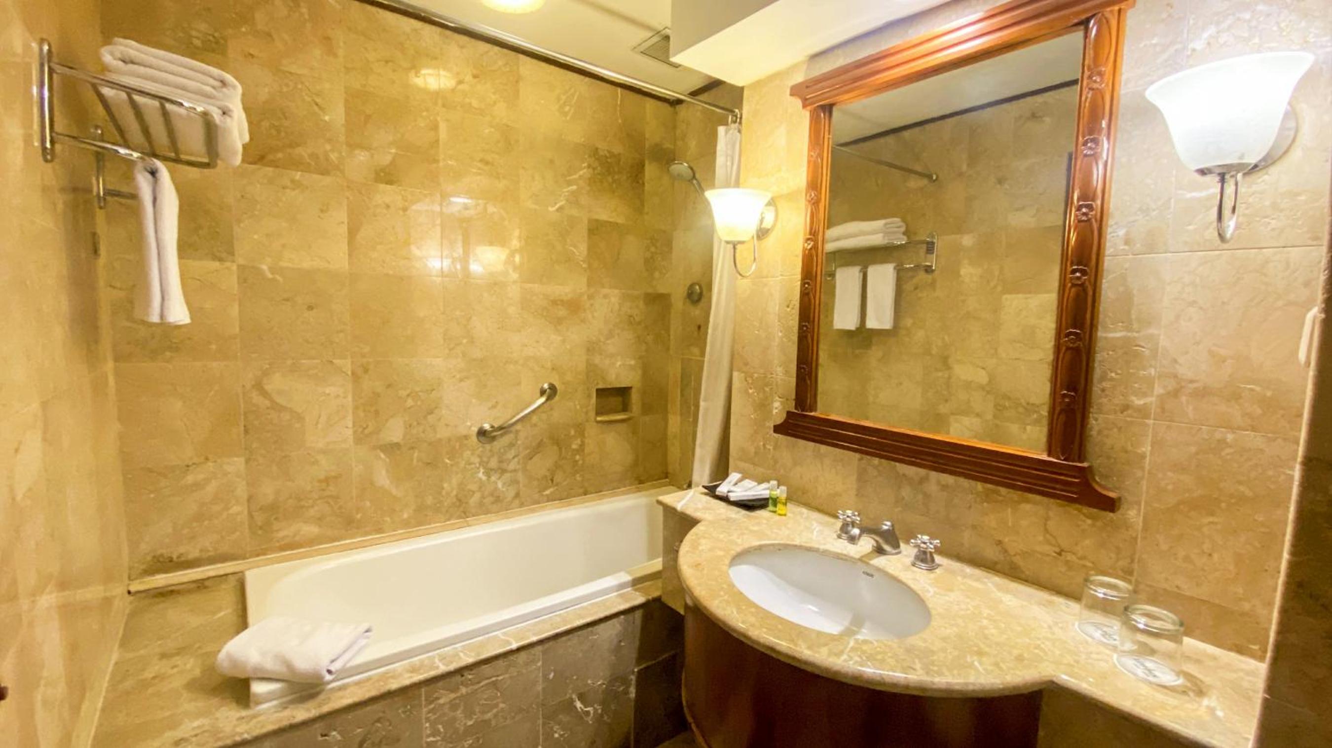 Deluxe King Room - Photo 4