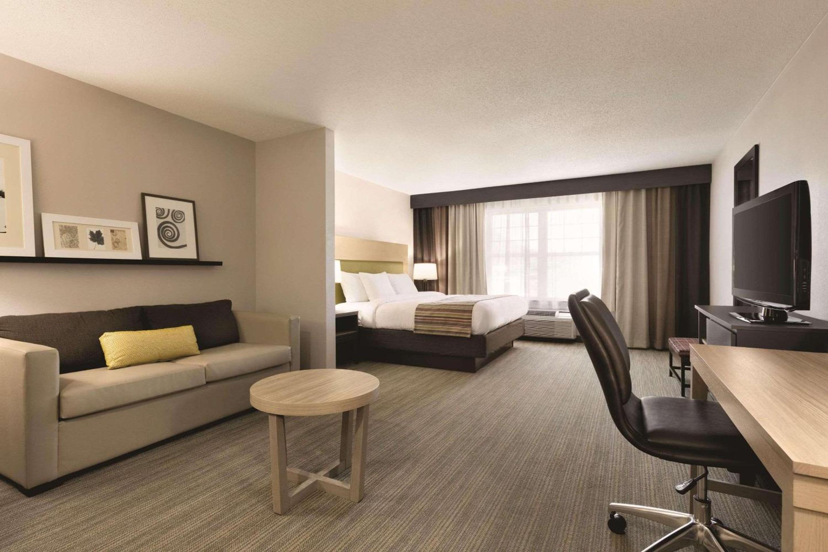 King Room with Sofa Bed - Photo 4
