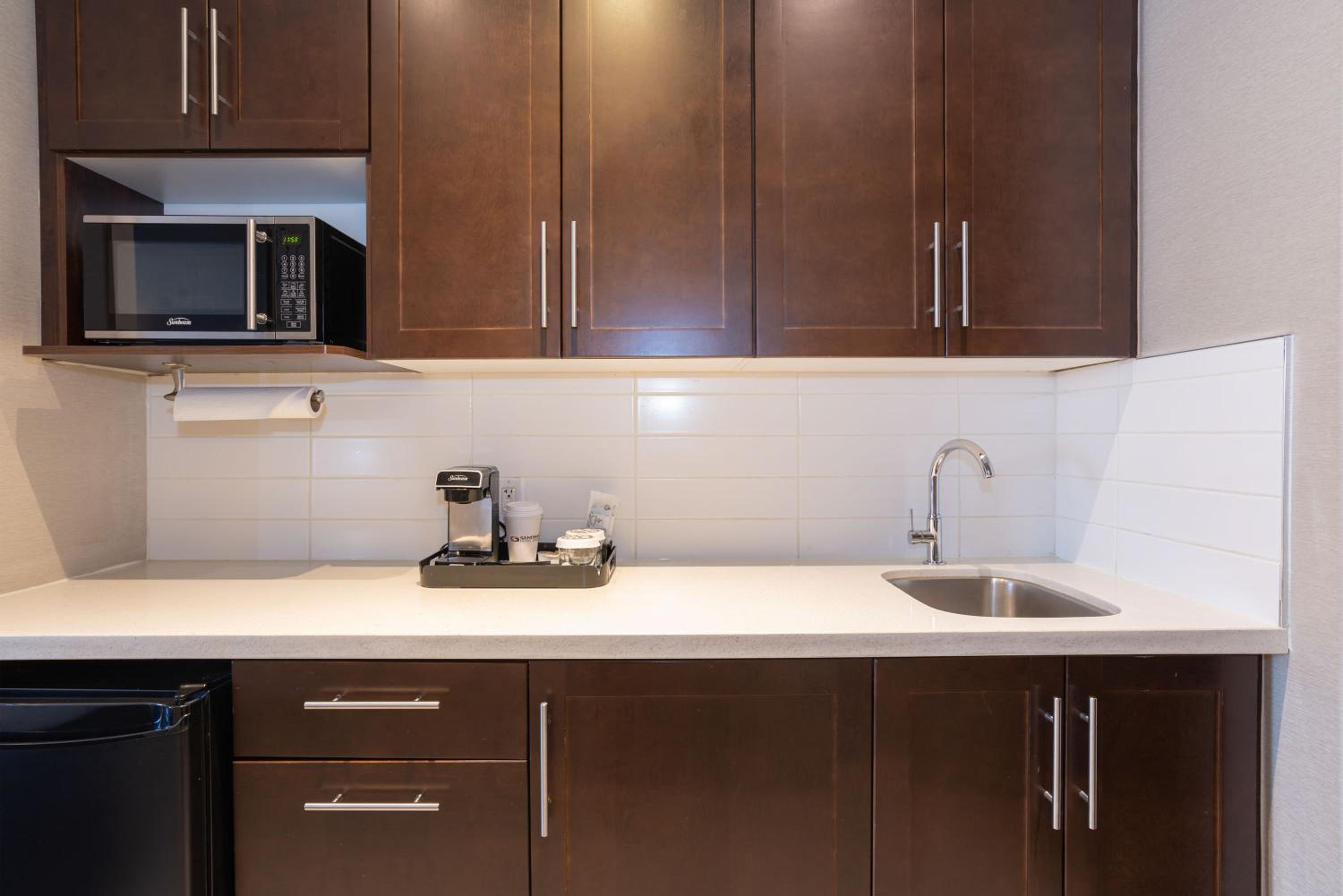 Standard Suite, 1 King Bed, Kitchenette - Photo 5