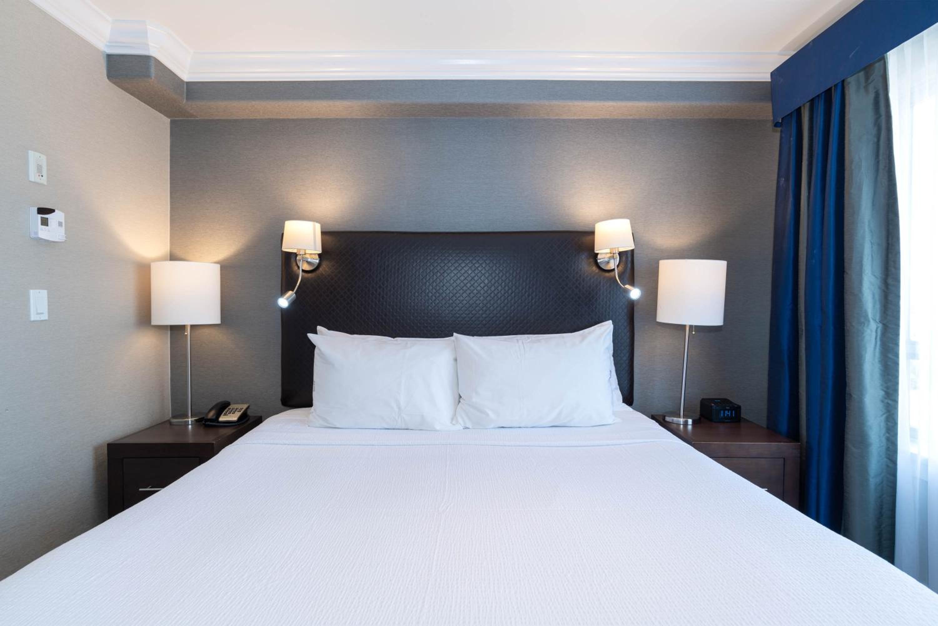 Family Suite, 1 King Bed, 2 Single Beds, Kitchenette - Photo 4