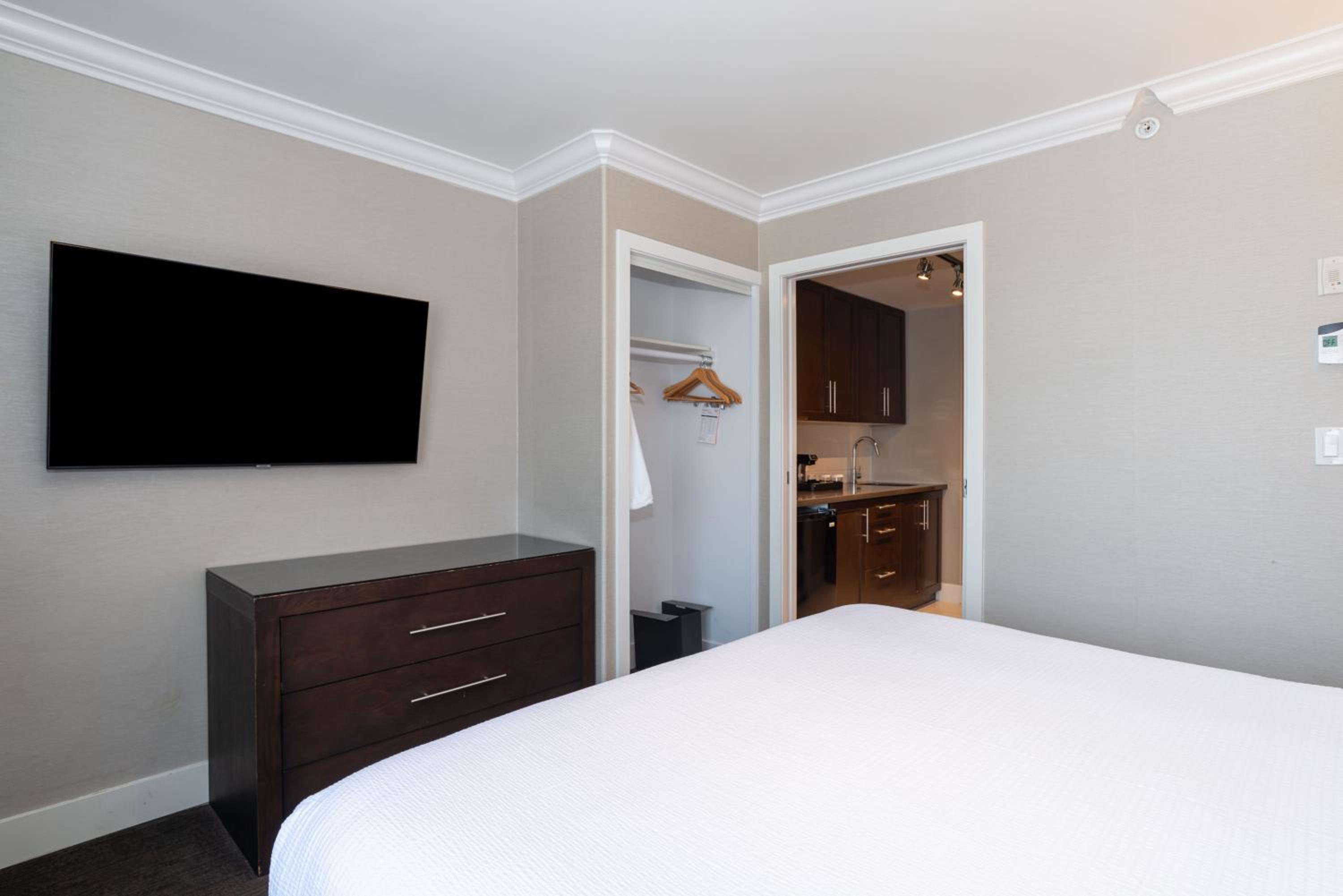 Family Suite, 1 King Bed, 2 Single Beds, Kitchenette - Photo 3