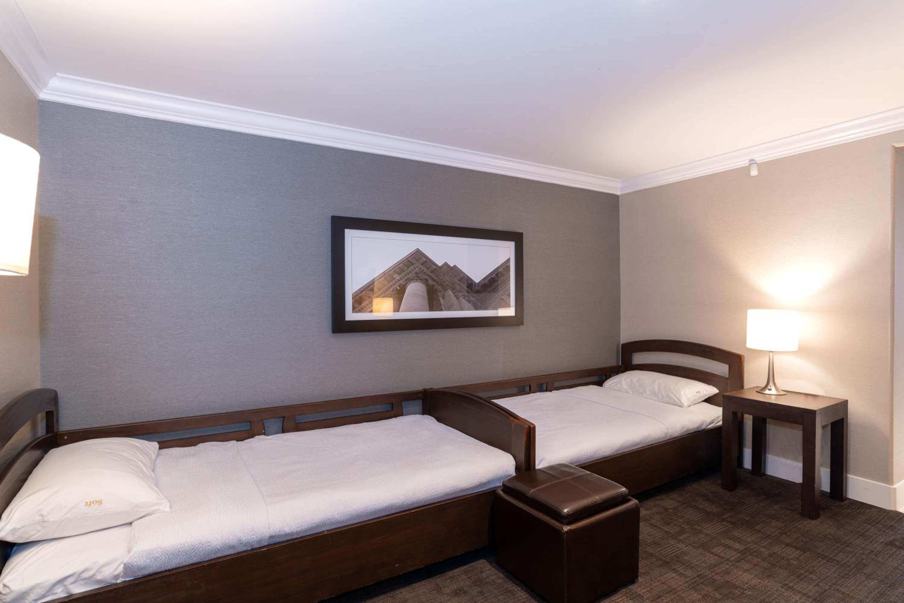 Family Suite, 1 King Bed, 2 Single Beds, Kitchenette - Photo 5