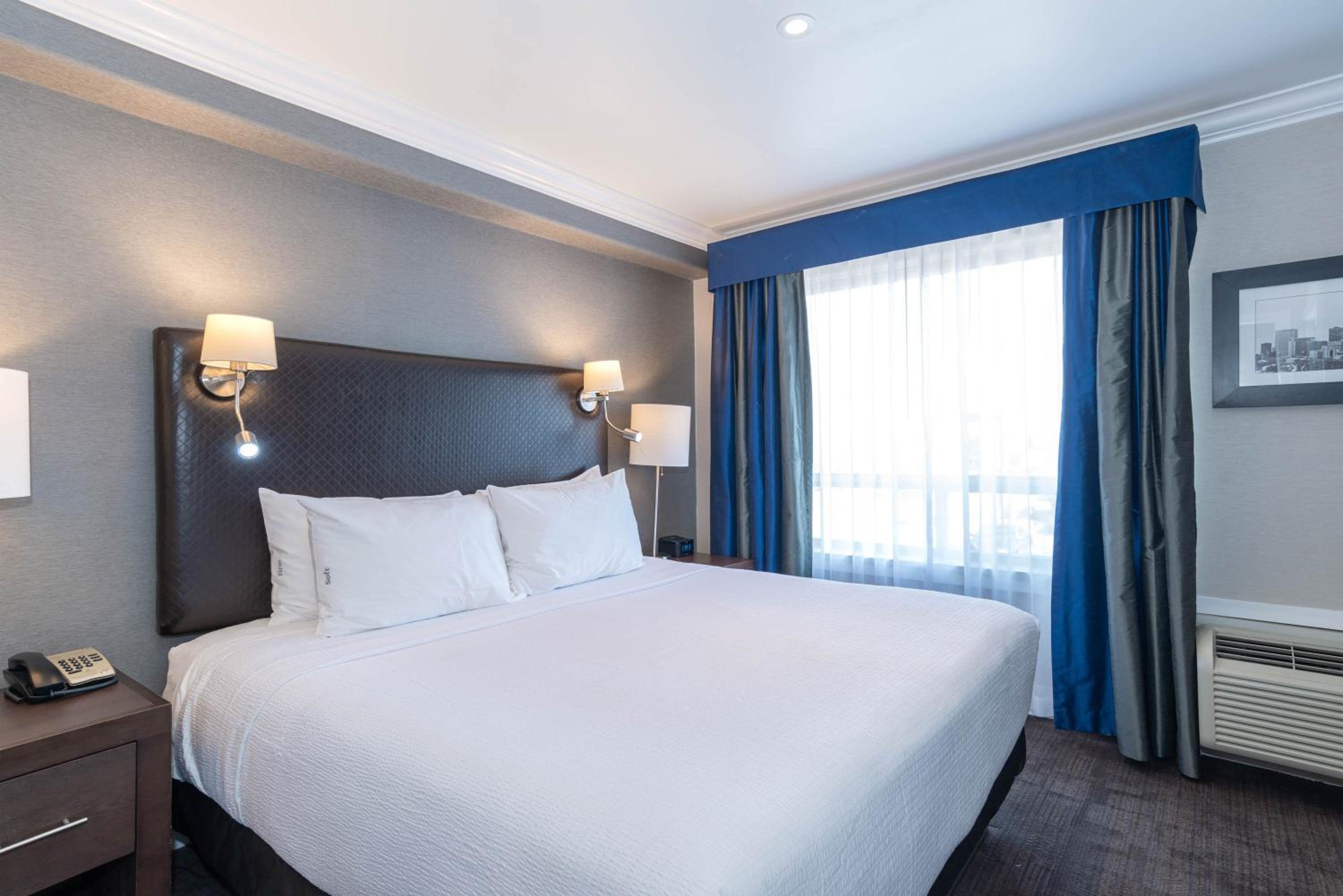 Family Suite, 1 King Bed, 2 Single Beds, Kitchenette - Photo 1
