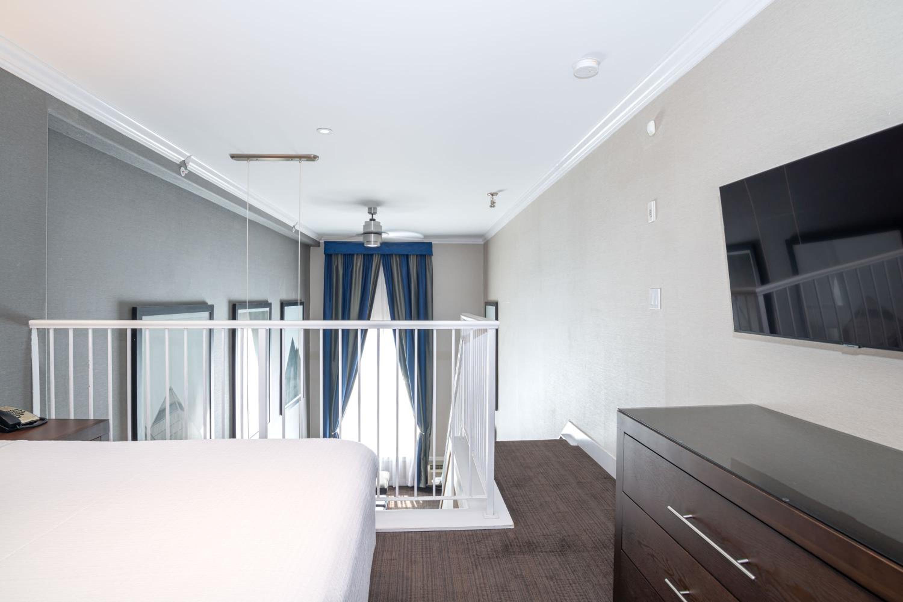 Loft Suite, 1 King Bed, Kitchen - Photo 2