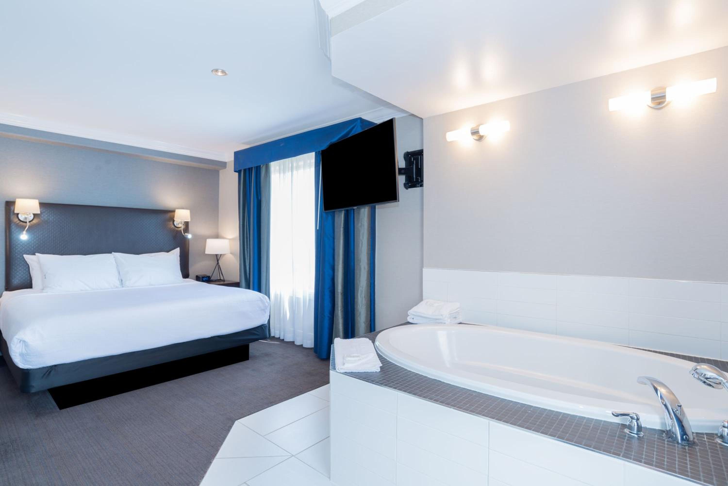 Jacuzzi Suite, 1 King Bed, Kitchen - Photo 2