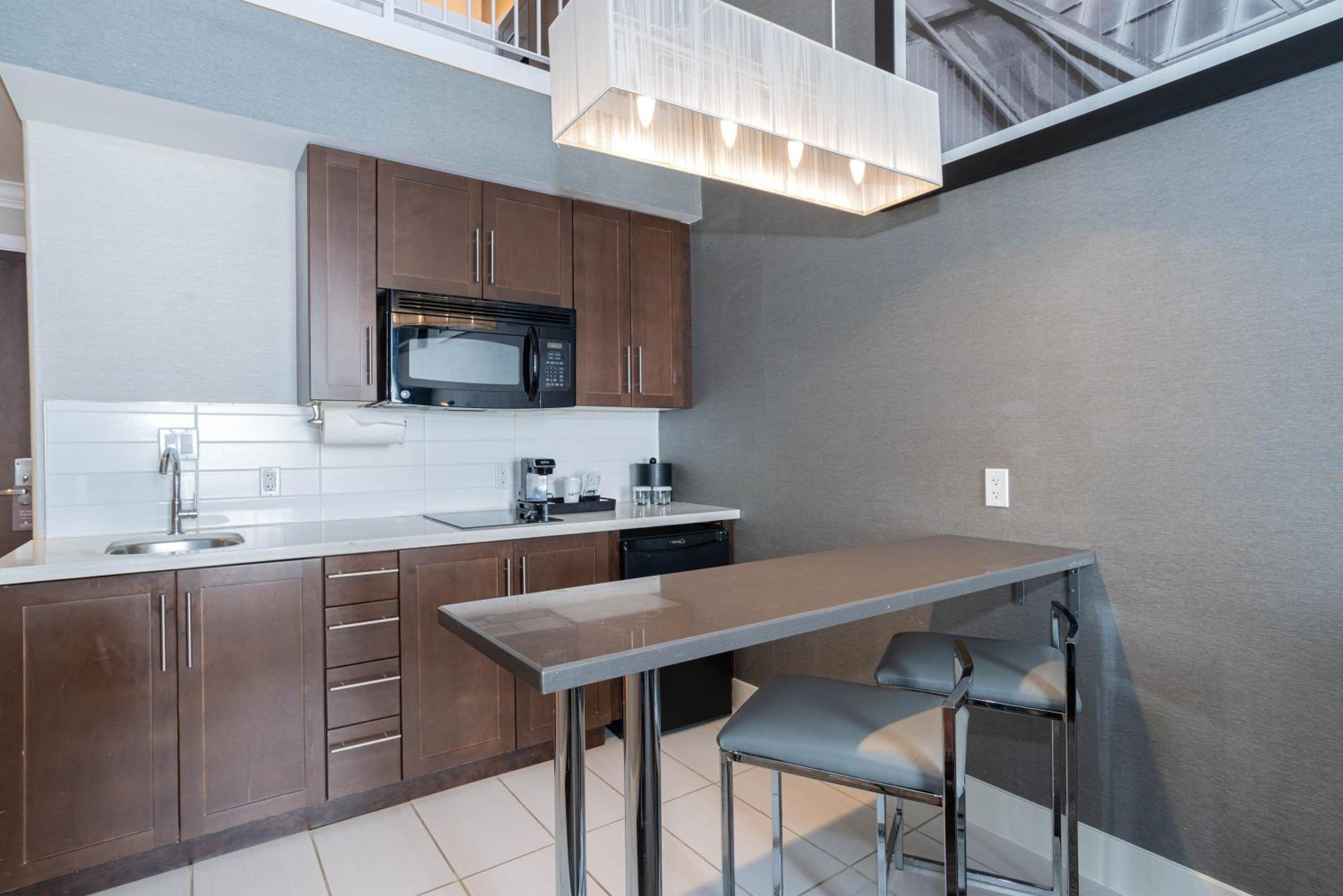 Loft Suite, 1 King Bed, Kitchen - Photo 5
