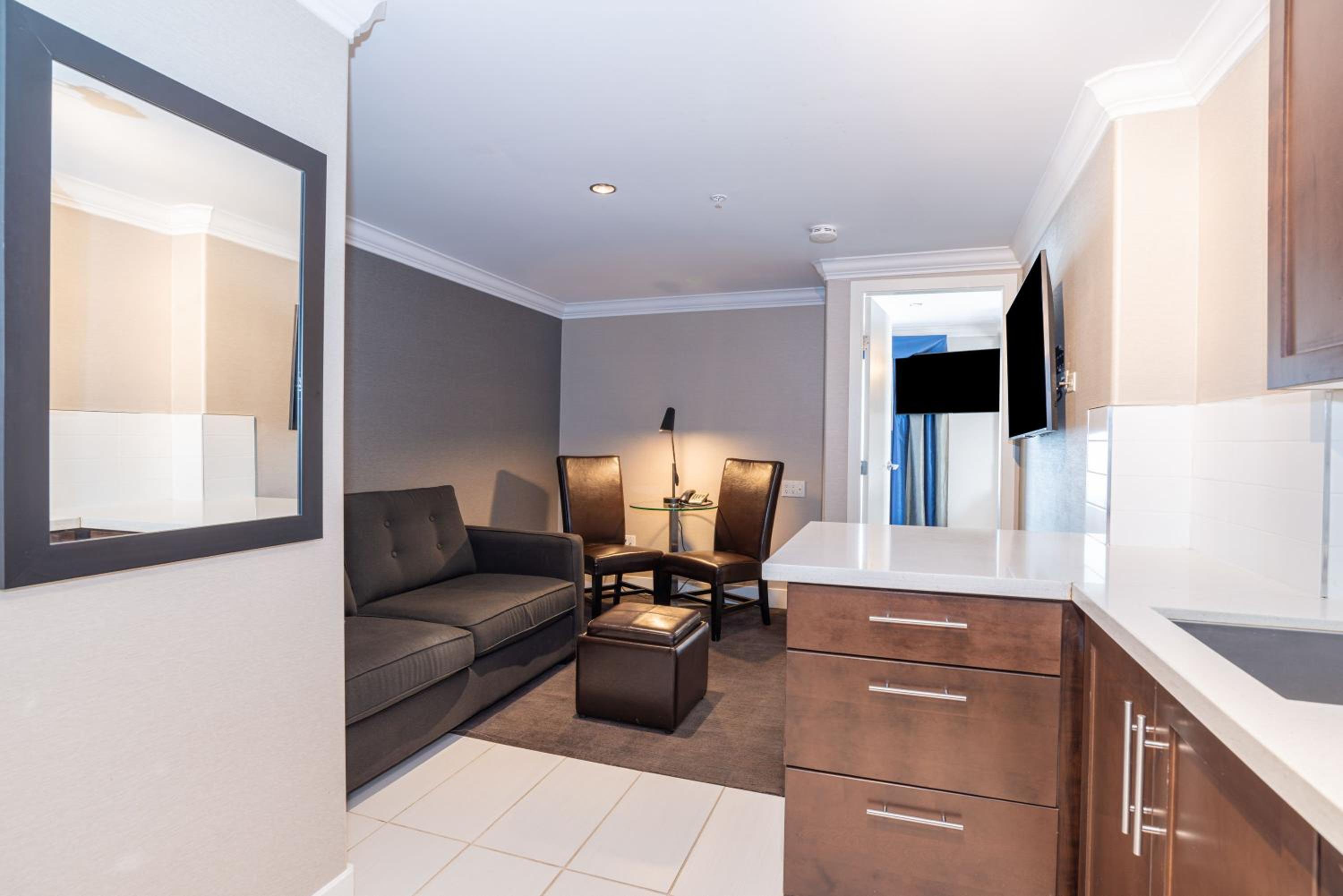 Jacuzzi Suite, 1 King Bed, Kitchen - Photo 4