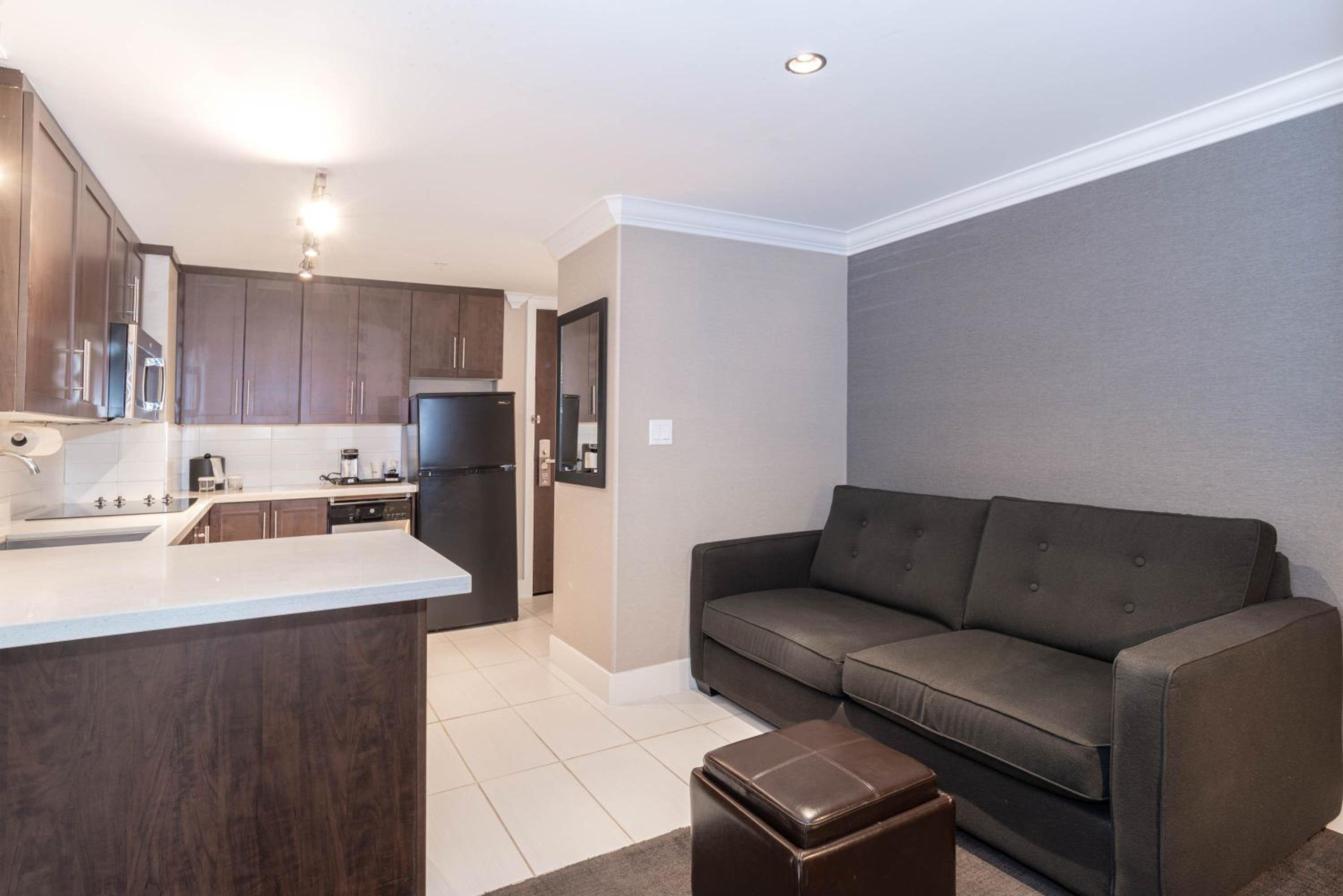 Jacuzzi Suite, 1 King Bed, Kitchen - Photo 3