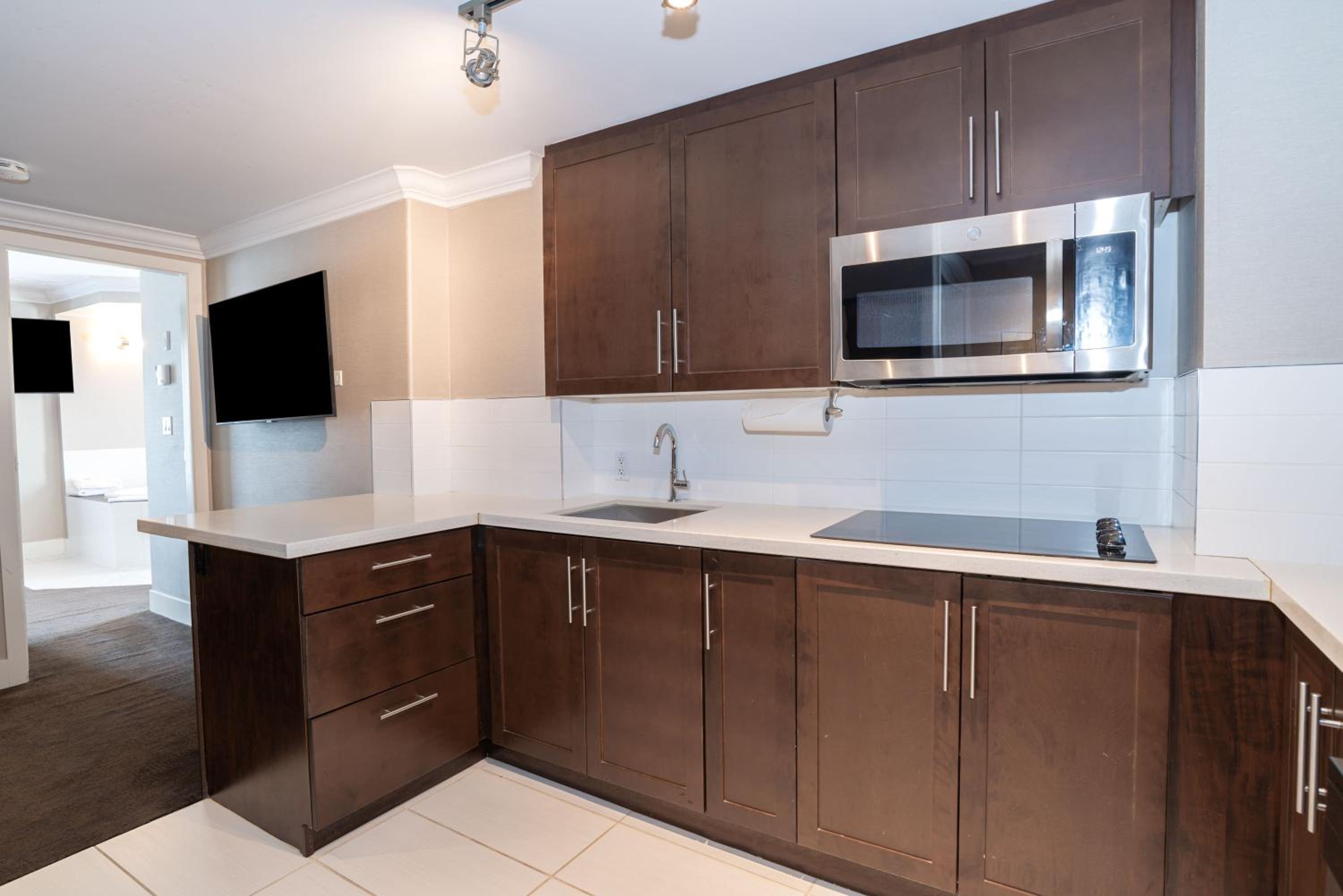Jacuzzi Suite, 1 King Bed, Kitchen - Photo 5