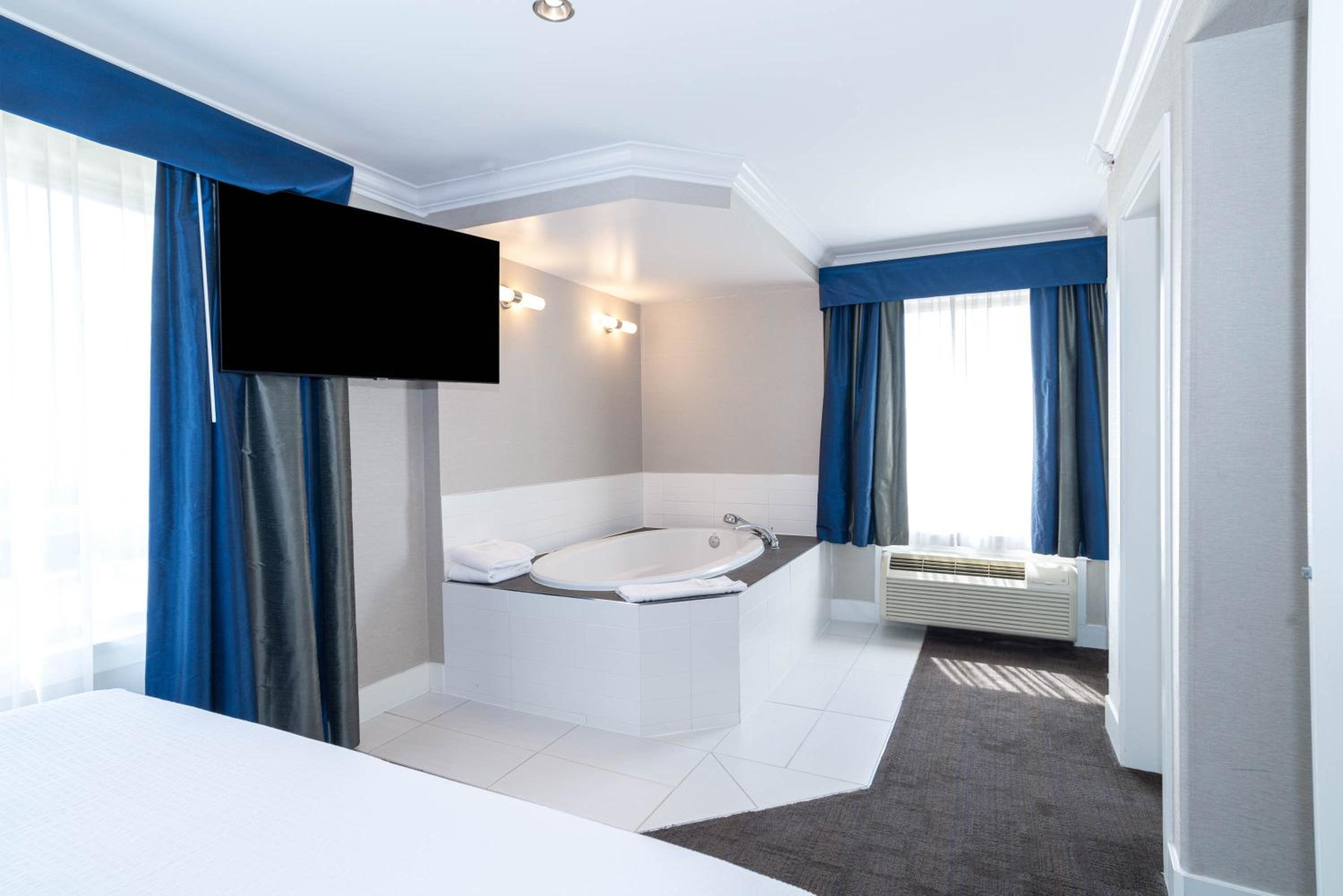 Jacuzzi Suite, 1 King Bed, Kitchen - Photo 7