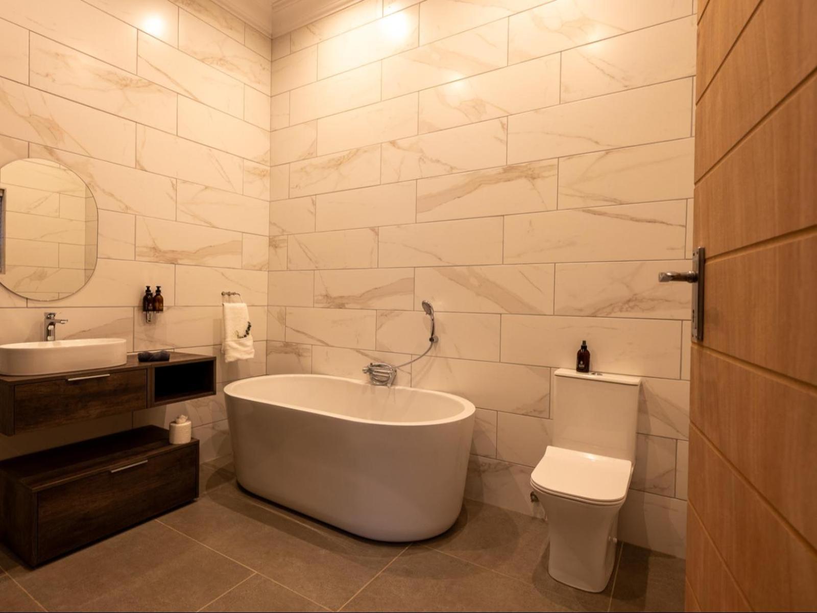 Deluxe Queen Suite - Photo 3